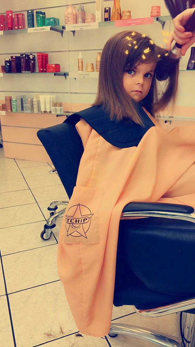 Nélya participe au concours pour gagner de l'argent avec cette photo : arm, black_hair, cool, fashion_design, floor, hair, hairstyle, human_body, joint, knee, leg, neck, outerwear, person, shelf, shoulder, sleeve, street_fashion, thigh, trunk