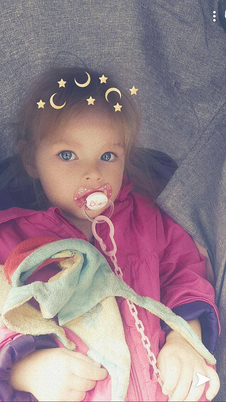 Chloé a rejoint le concours — aidez-le/la à gagner de superbes lots ! baby, cheek, child, eye, hair_accessory, lip, nose, person, portrait, toddler