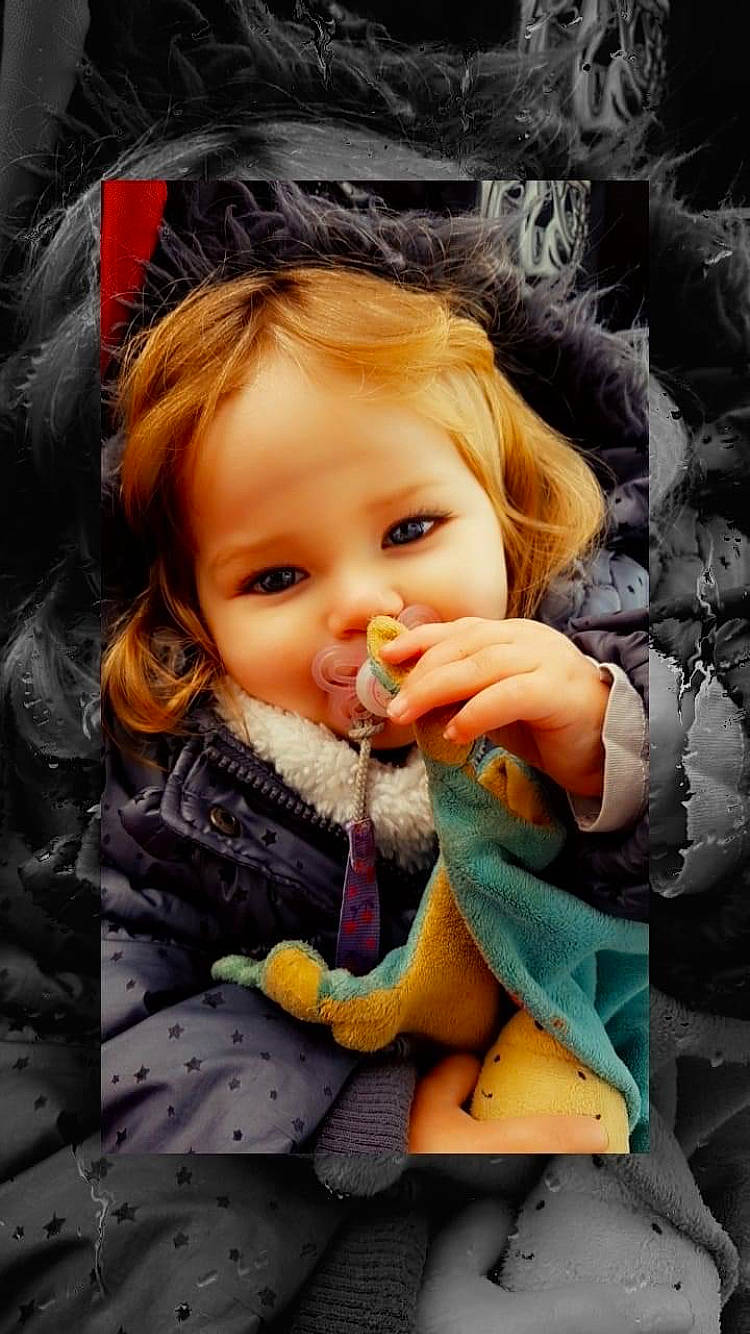 Chloé a rejoint le concours — aidez-le/la à gagner de superbes lots ! baby, cheek, child, child_model, eye, lip, mouth, nose, person, photograph, photography, portrait, portrait_photography, toddler, yellow