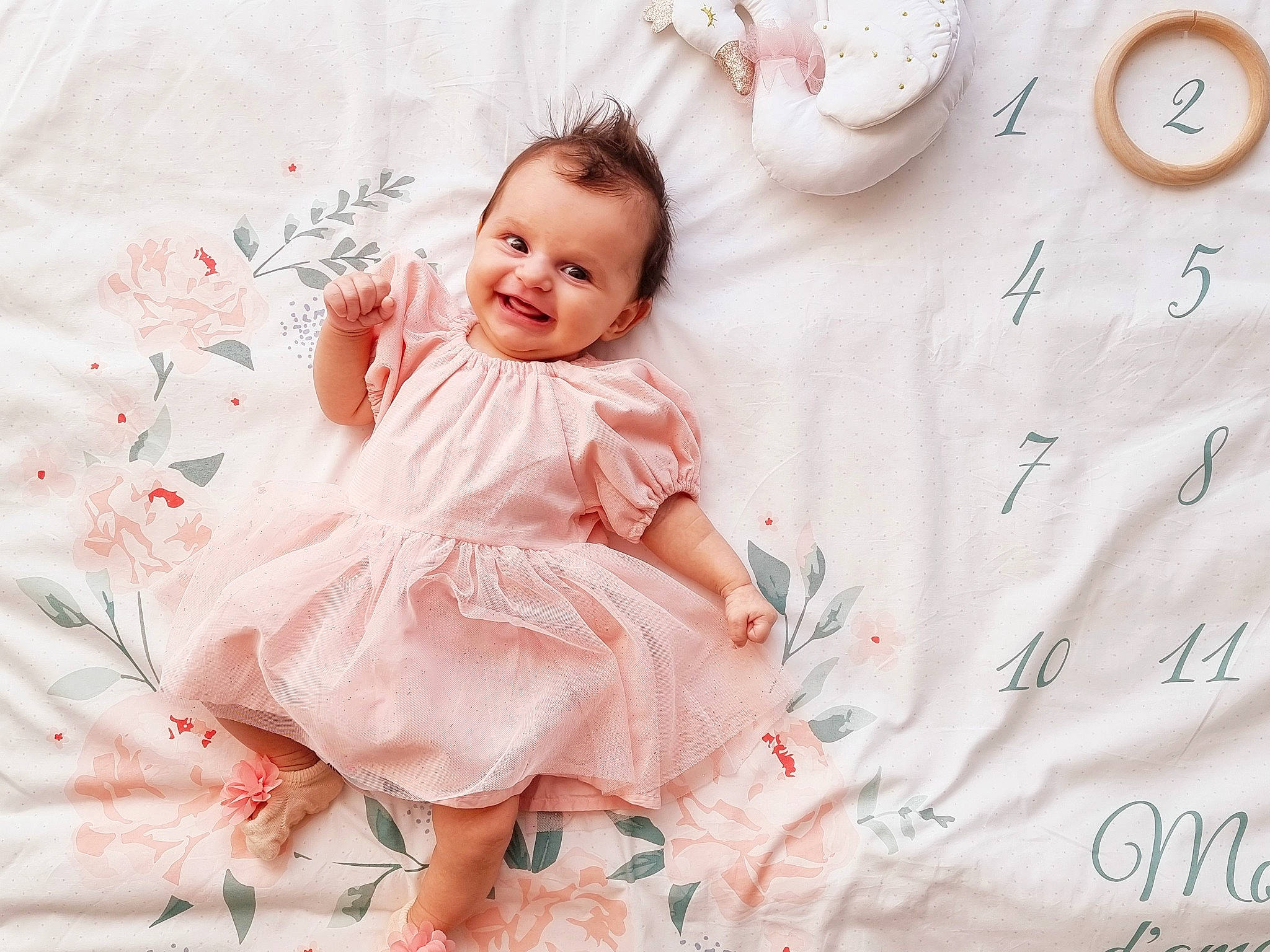 Céleste a rejoint le concours — aidez-le/la à gagner de superbes lots ! baby, baby_toddler_clothing, child, day_dress, dress, embellishment, flash_photography, happy, joy, linens, magenta, pattern, peach, person, pink, ruffle, skin, sleeve, smile, textile