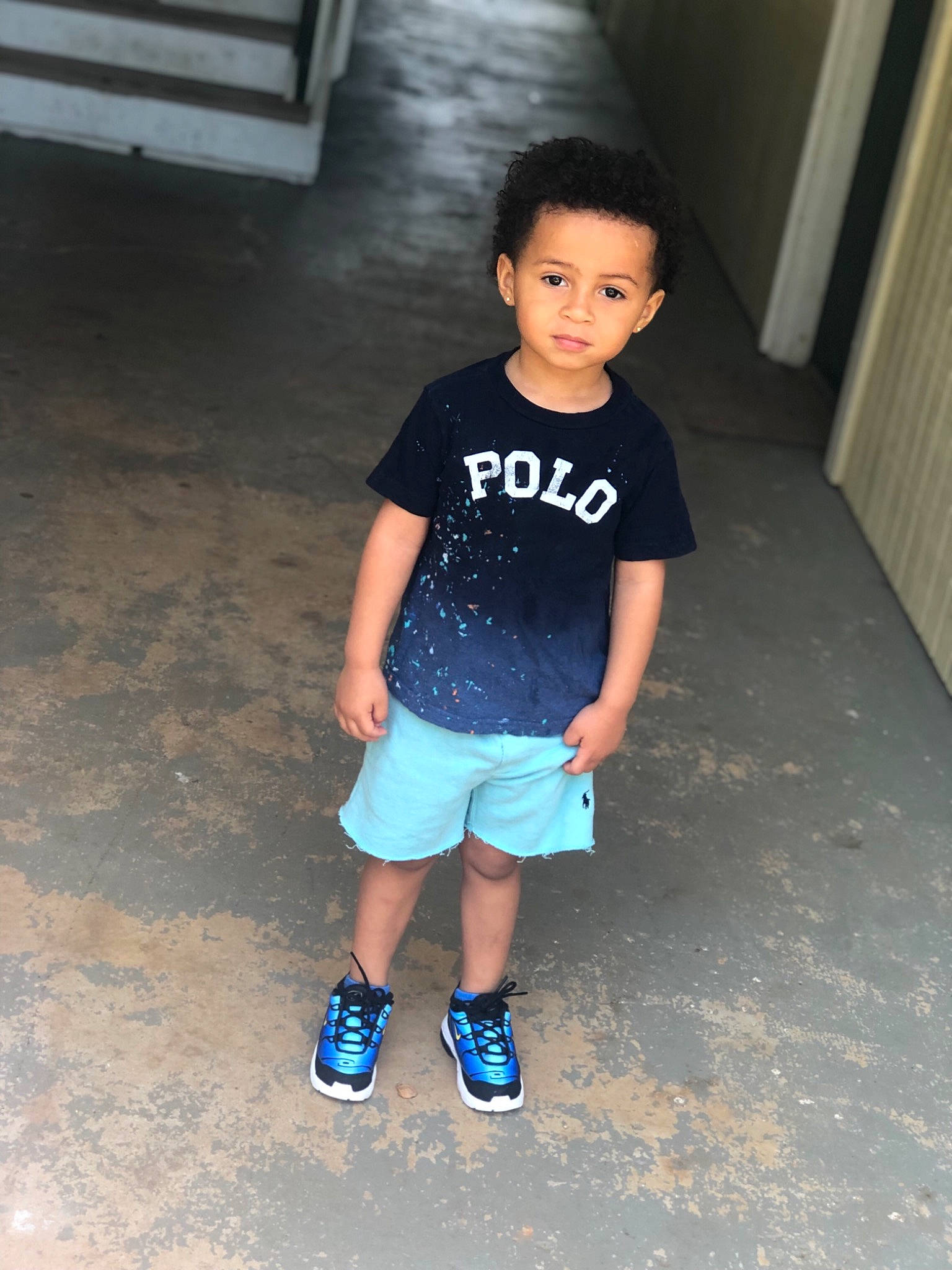 Jávon is registered to the contest to win money with this photo: blue, child, cool, footwear, fun, human, joint, leg, male, person, shoe, shorts, shoulder, skin, smile, snapshot, standing, t_shirt, toddler, vacation