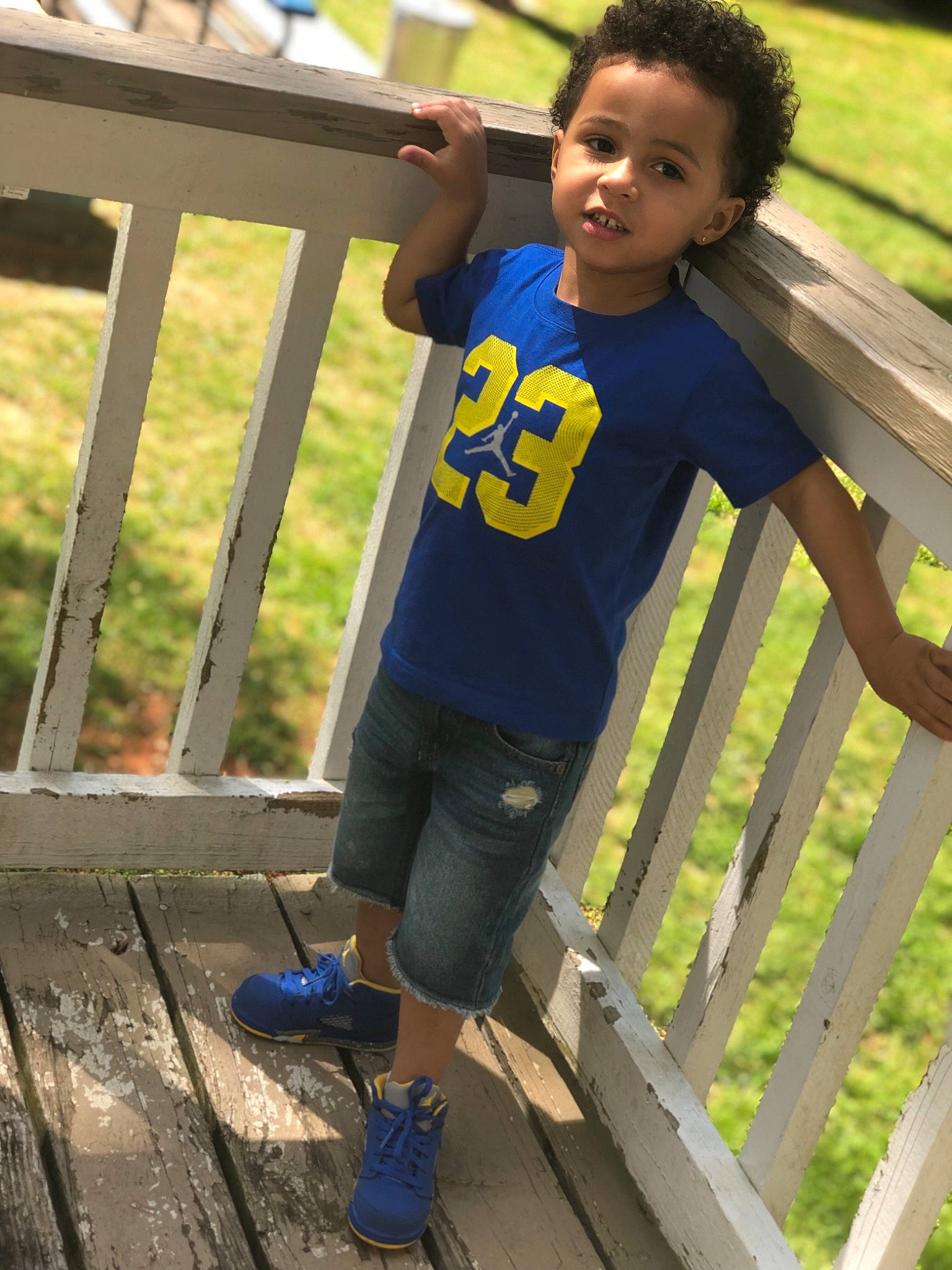 Jávon is registered to the contest to win money with this photo: child, person, play, smile, t_shirt, toddler