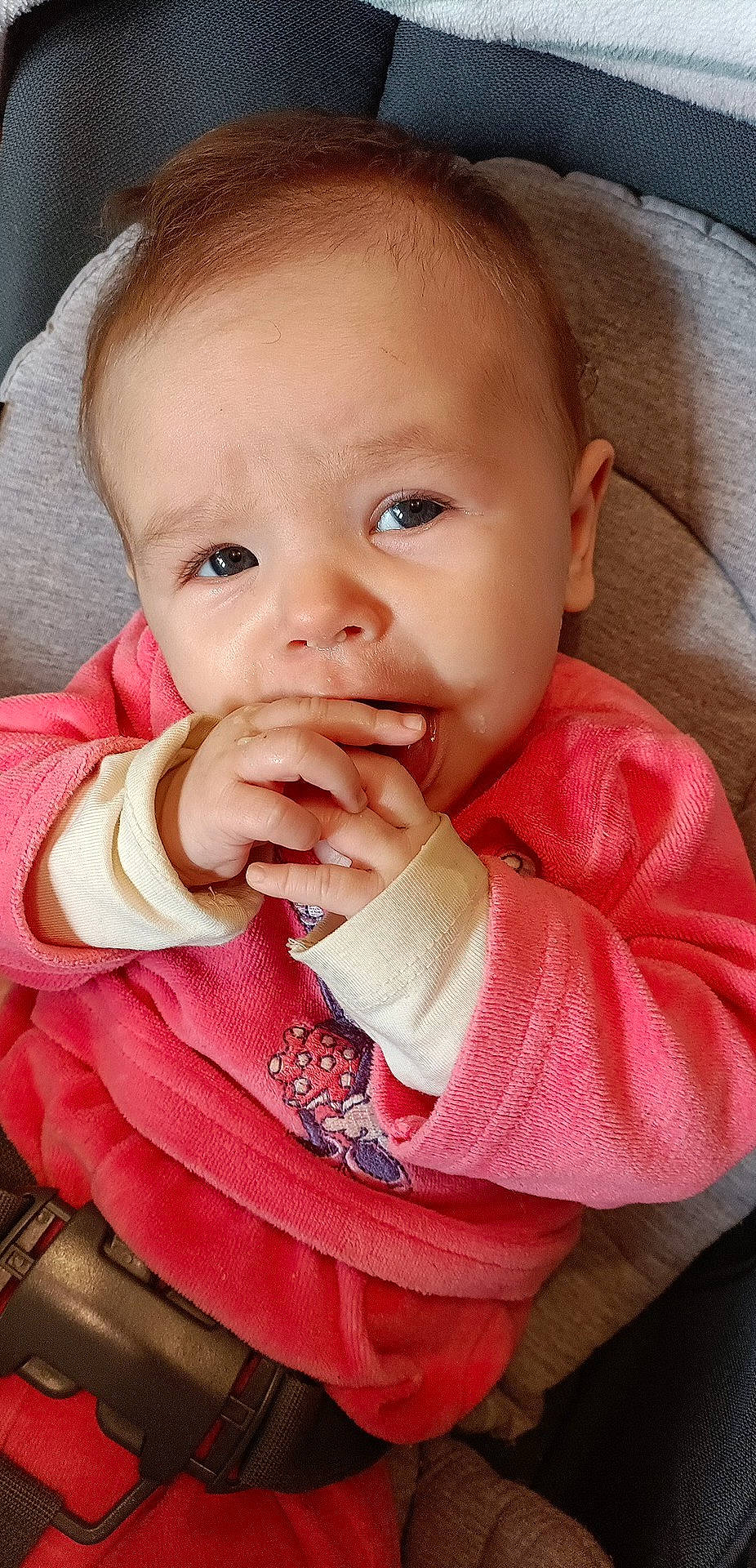 Athénaïs participe au concours pour gagner de l'argent avec cette photo : baby, baby_products, baby_toddler_clothing, cheek, collar, ear, eyelash, finger, gesture, happy, iris, lip, mouth, nail, nose, person, pink, skin, sleeve, thumb