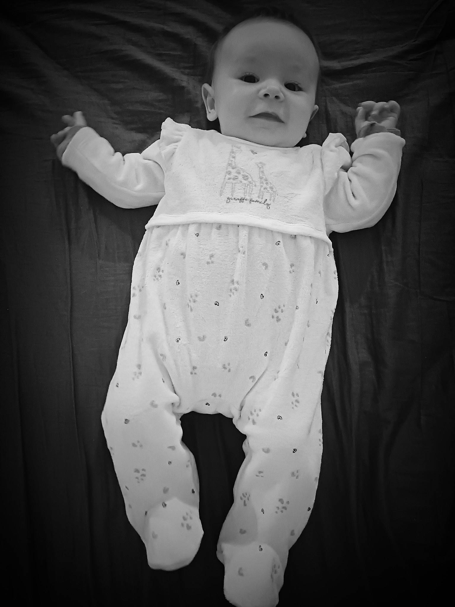 Athénaïs participe au concours pour gagner de l'argent avec cette photo : arm, baby, baby_toddler_clothing, beauty, black, child, comfort, elbow, flash_photography, gesture, happy, monochrome, monochrome_photography, pattern, person, photograph, sleeve, stock_photography, style, t_shirt