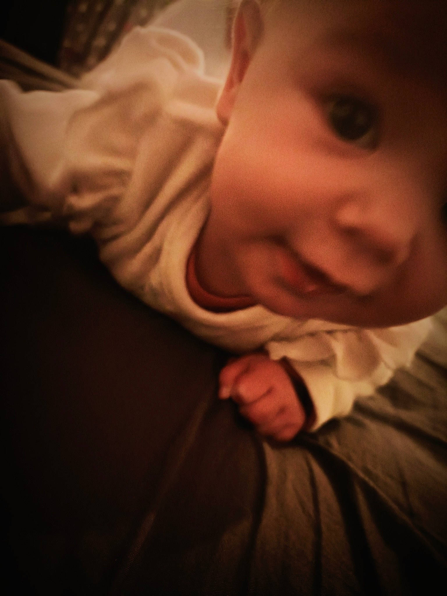 Athénaïs participe au concours pour gagner de l'argent avec cette photo : baby, baby_toddler_clothing, cheek, comfort, ear, eyebrow, finger, flash_photography, gesture, happy, human_body, iris, lip, mouth, nose, person, sleeve, smile, thumb, toddler