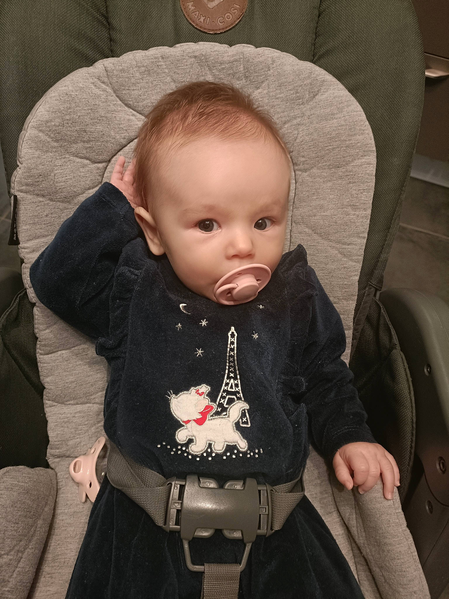 Athénaïs a rejoint le concours — aidez-le/la à gagner de superbes lots ! baby, baby_carriage, baby_products, baby_toddler_clothing, beauty, black, cheek, child, clothing, collar, comfort, dress, eyelash, happy, iris, organ, person, product, skin, sleeve