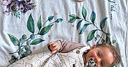 Isaak a rejoint le concours — aidez-le/la à gagner de superbes lots ! animal_illustrations, baby, child, clothing, colorful, cute, indoors, infant, leaves, lying_down, milestone_blanket, months, onesie, pacifier, peaceful, playful, smiling, toy, wooden_ring, young