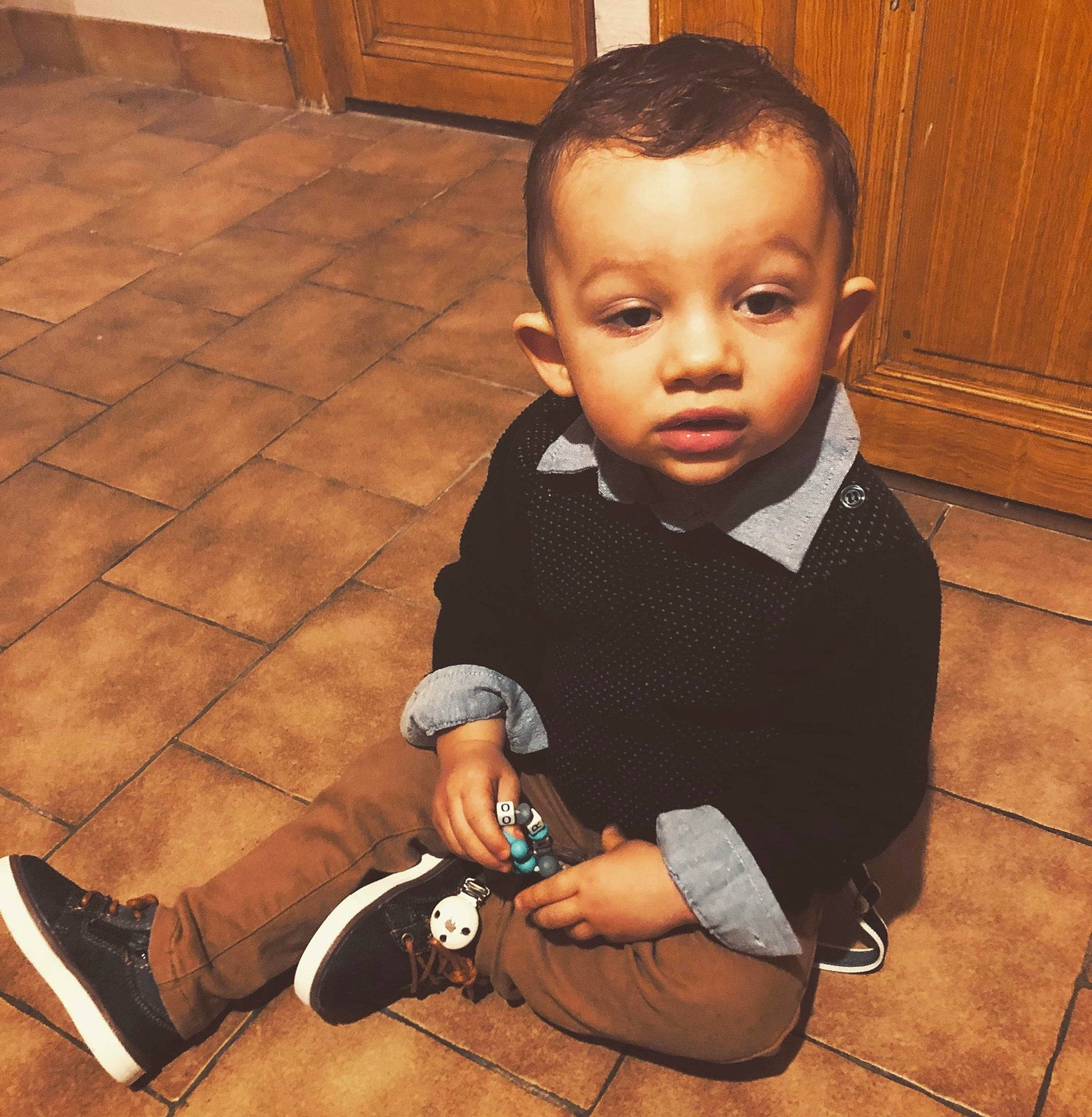 Mayron a rejoint le concours — aidez-le/la à gagner de superbes lots ! baby_toddler_clothing, cheek, cool, face, facial_expression, floor, flooring, happy, hardwood, head, human, human_body, nose, people, person, shoe, skin, sleeve, standing, toddler