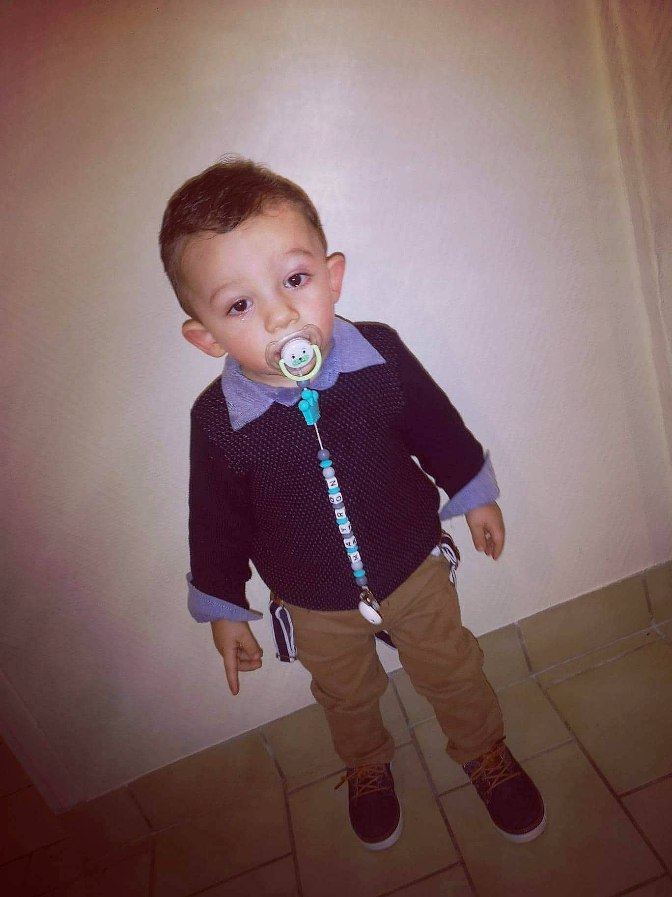 Mayron participe au concours pour gagner de l'argent avec cette photo : baby, baby_toddler_clothing, dress_shirt, flash_photography, floor, flooring, formal_wear, gesture, happy, leg, outerwear, pattern, person, skin, sleeve, suit, t_shirt, tie, toddler, trousers
