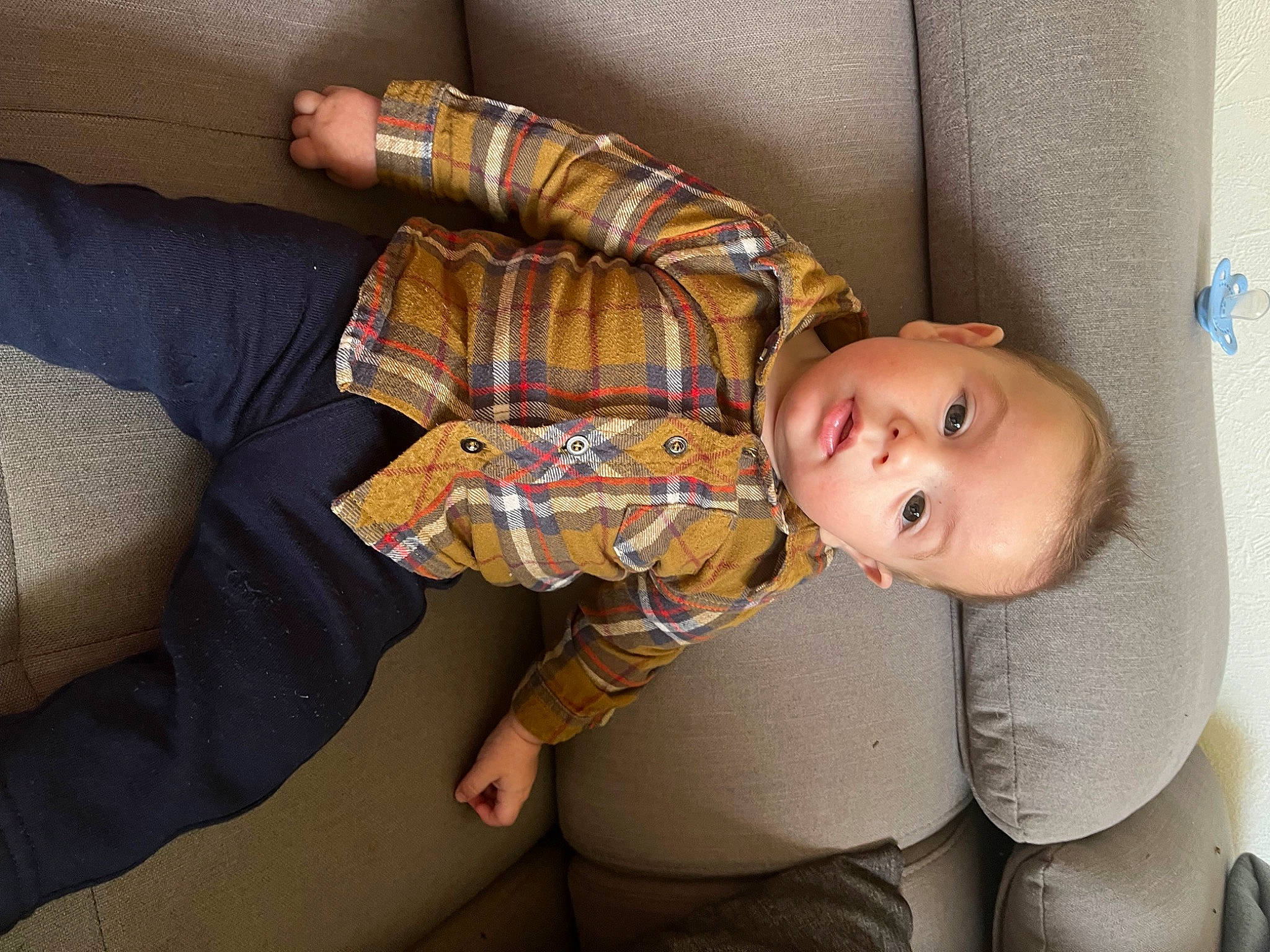 Lisandro participe au concours pour gagner de l'argent avec cette photo : arm, baby, baby_toddler_clothing, cheek, child, comfort, elbow, eye, finger, hand, human_body, human_leg, leg, person, room, sitting, skin, sleeve, textile, thigh