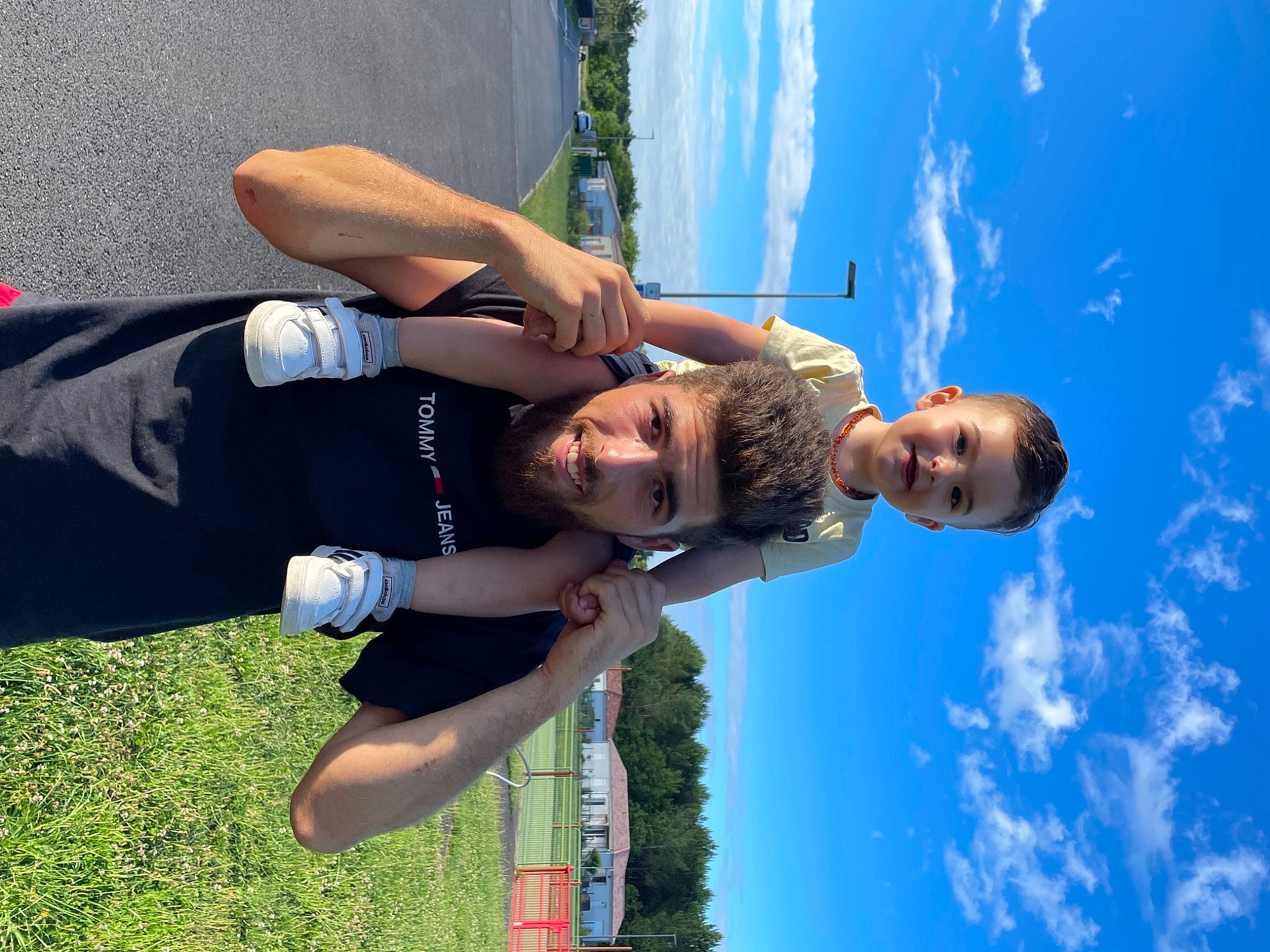 Ilyan a rejoint le concours — aidez-le/la à gagner de superbes lots ! blue, child, cloud, elbow, electric_blue, fun, gesture, grass, happy, leisure, people_in_nature, person, recreation, sky, smile, summer, t_shirt, tree, vacation, water