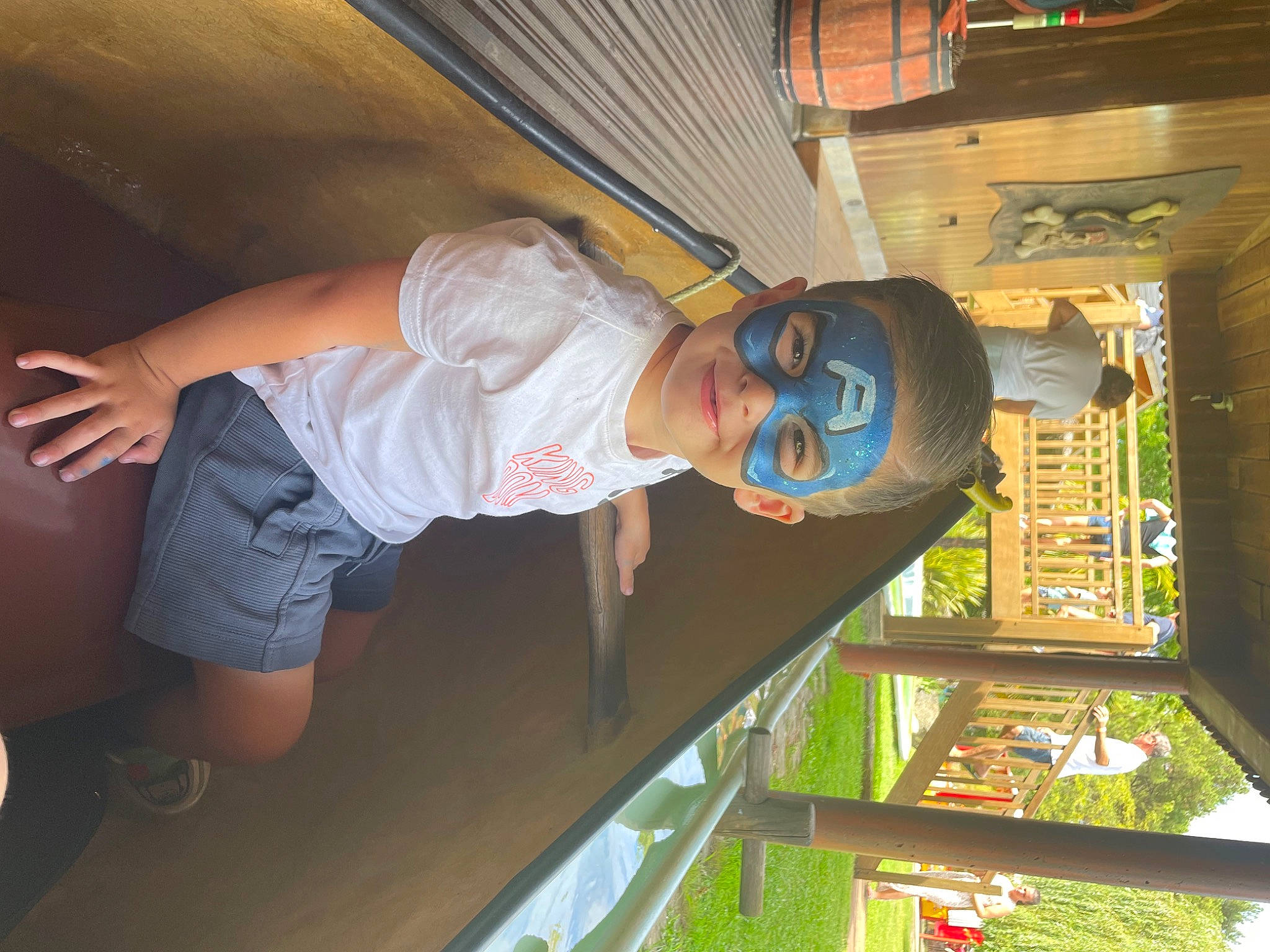 Ilyan participe au concours pour gagner de l'argent avec cette photo : art, building, child, elbow, fun, hat, leisure, person, room, shorts, smile, t_shirt, thigh, toddler, wood