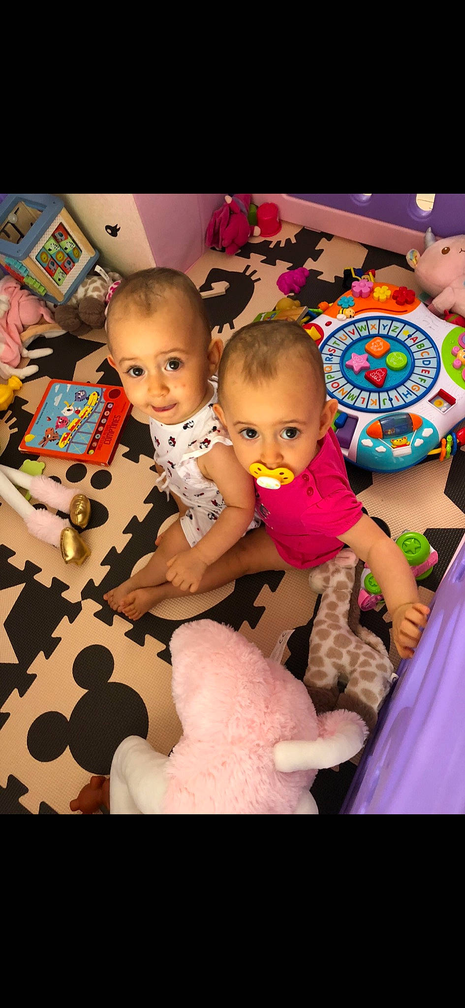 Tya participe au concours pour gagner de l'argent avec cette photo : baby, baby_toddler_clothing, beauty, cheek, child, facial_expression, flooring, fun, happy, human, iris, leisure, people, person, pink, product, skin, smile, social_group, textile