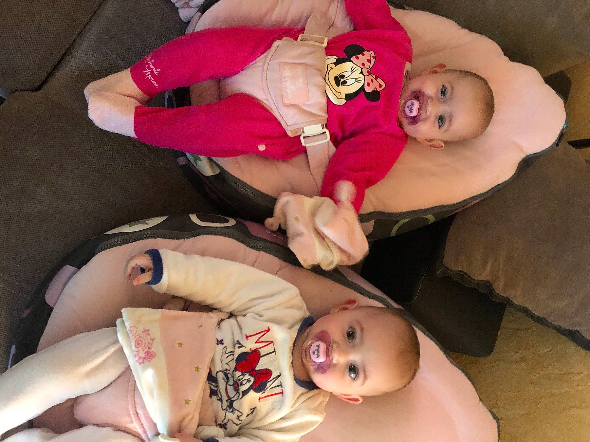 Nina Et Tya participe au concours pour gagner de l'argent avec cette photo : baby, baby_toddler_clothing, child, comfort, event, face, facial_expression, fun, happy, head, human_body, joy, lap, person, red, room, skin, smile, textile, thigh