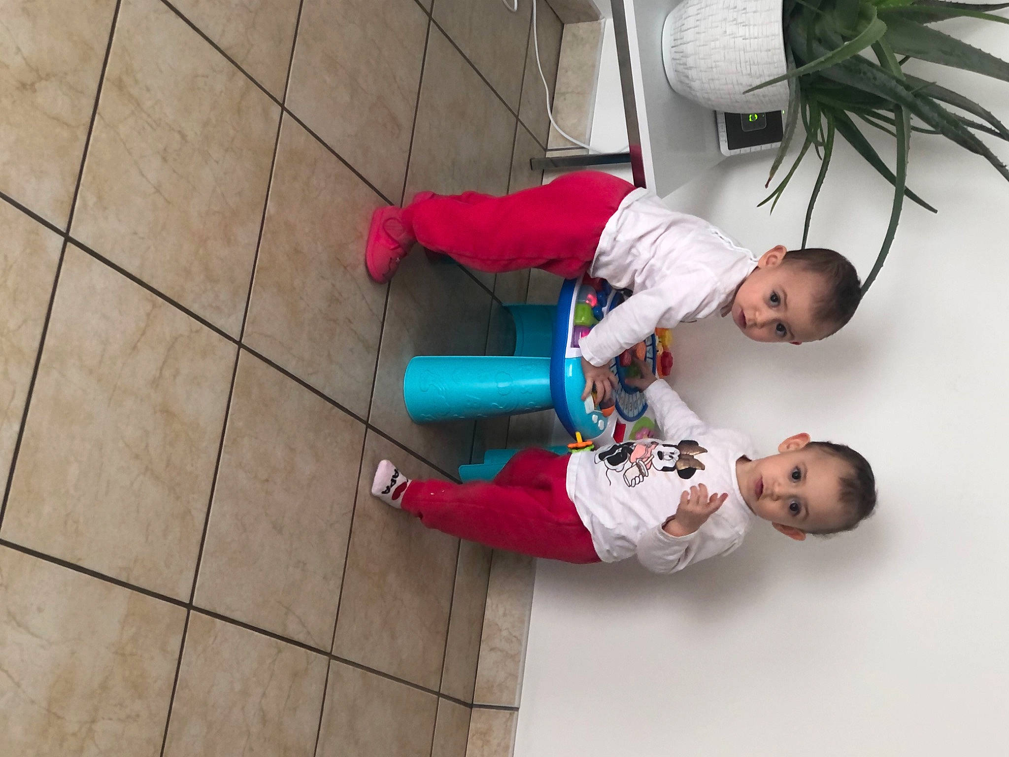 Nina Et Tya participe au concours pour gagner de l'argent avec cette photo : baby, carmine, child, cleanliness, comfort, event, flooring, flowerpot, fun, happy, houseplant, human_leg, leg, leisure, person, plant, surprise, toddler, wood