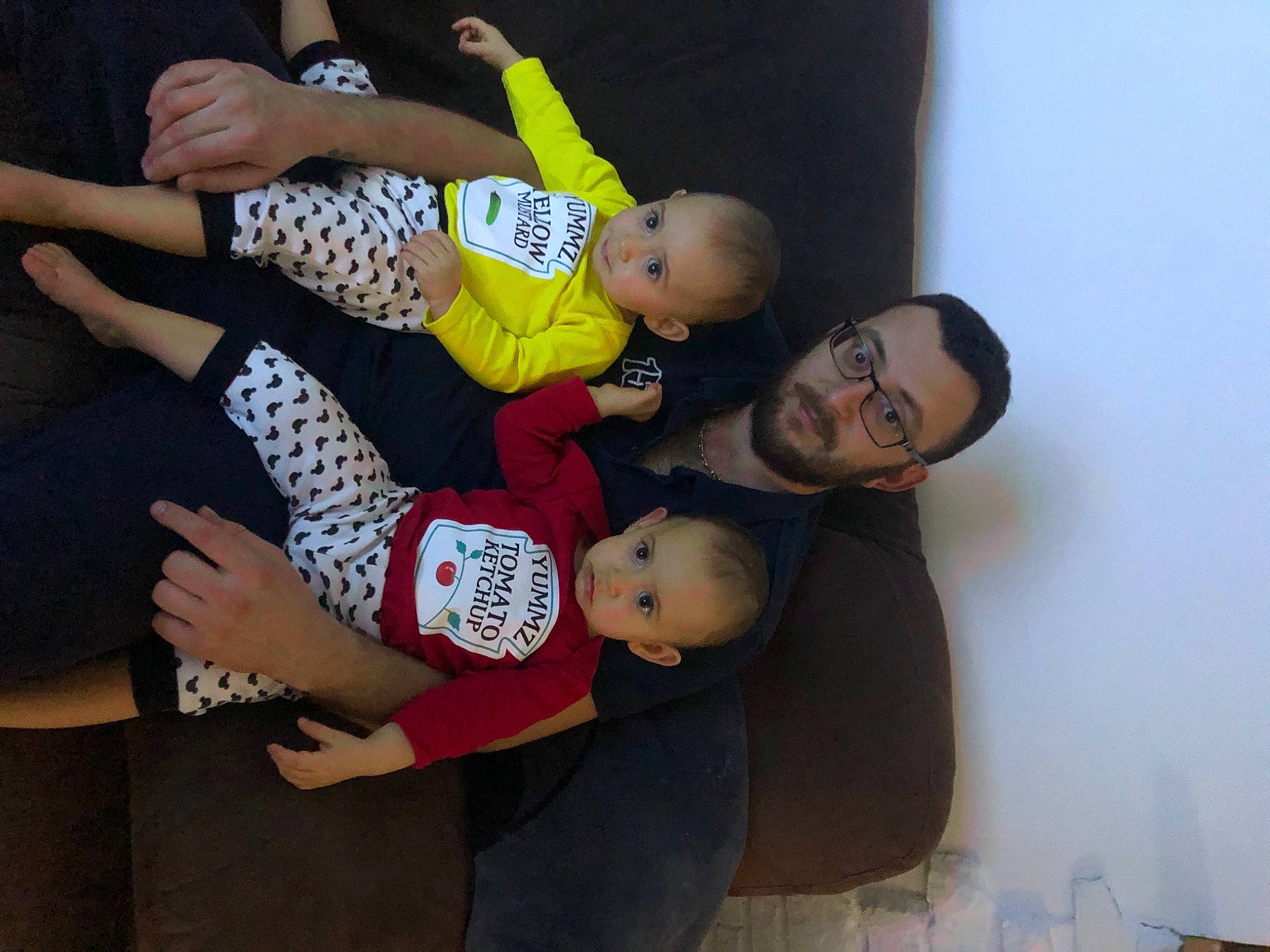 Nina Et Tya participe au concours pour gagner de l'argent avec cette photo : abdomen, arm, baby, baby_toddler_clothing, child, comfort, elbow, event, fun, gesture, hand, happy, lap, leg, person, sitting, smile, t_shirt, thigh, toddler