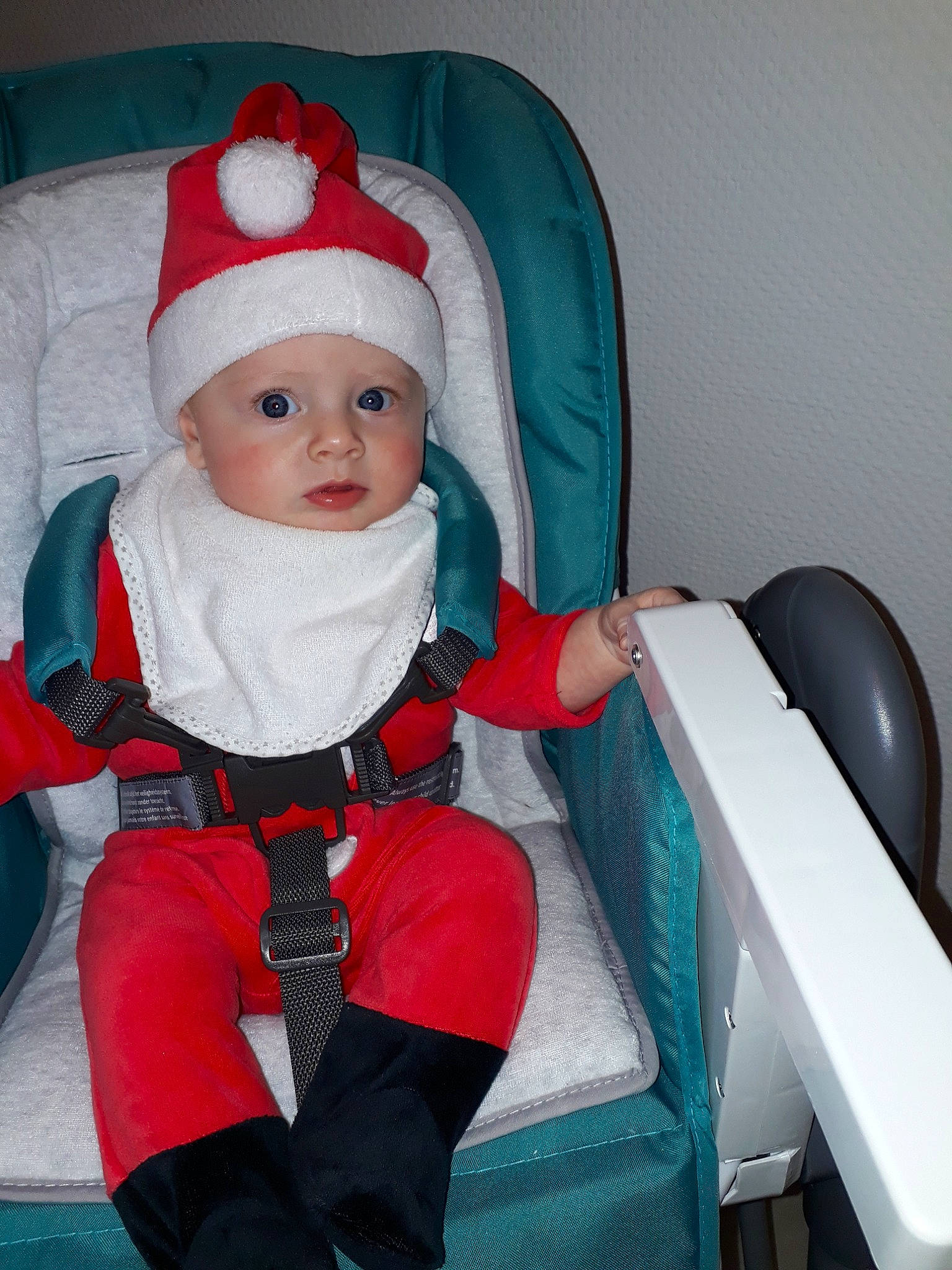 Eléana a rejoint le concours — aidez-le/la à gagner de superbes lots ! baby, baby_products, child, christmas, christmas_eve, fictional_character, headwear, holiday, lap, person, santa_claus, toddler