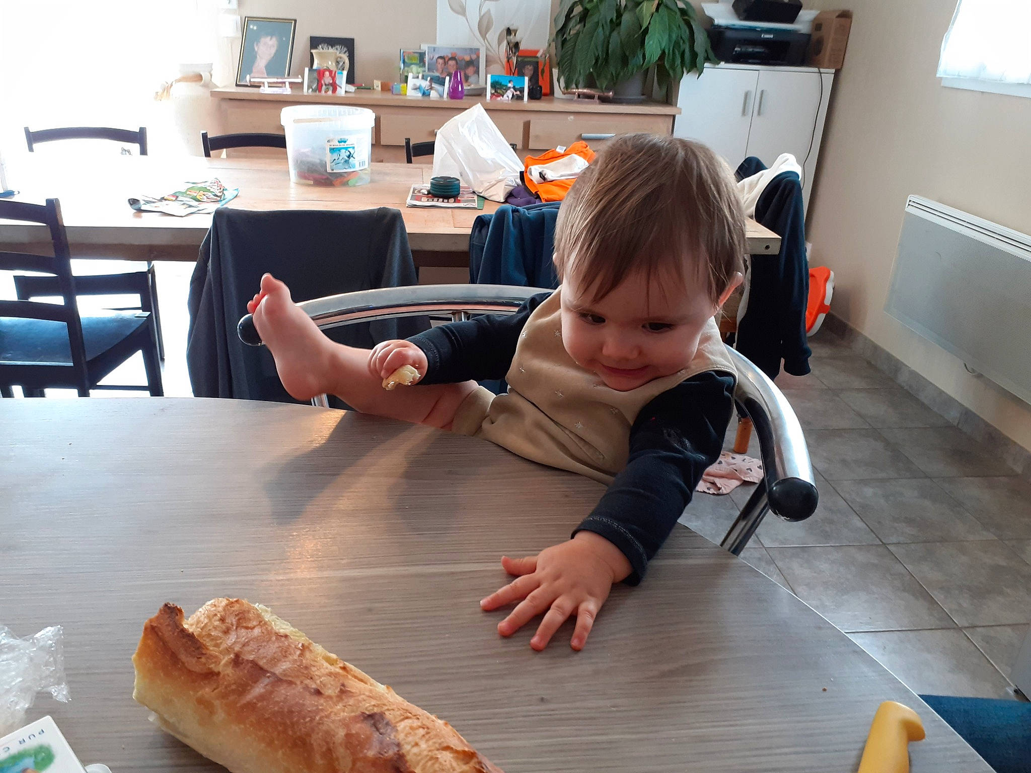 Maëline participe au concours pour gagner de l'argent avec cette photo : breakfast, brunch, child, cuisine, dish, eating, fast_food, finger_food, floor, food, lunch, meal, person, play, sitting, snack, table, tableware, toddler, vacation