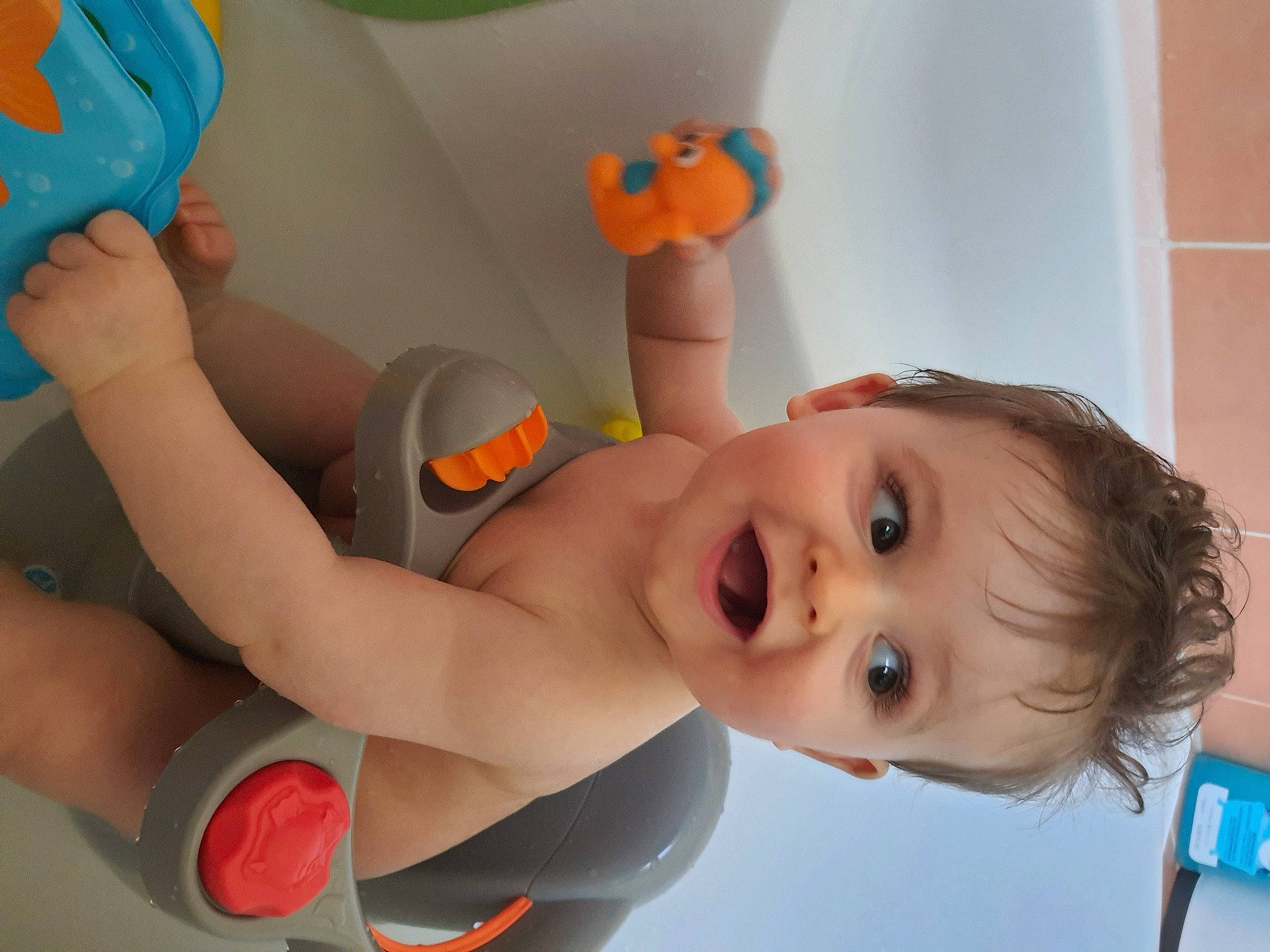 Maé participe au concours pour gagner de l'argent avec cette photo : baby, baby_playing_with_toys, baby_products, baby_toys, bathing, chest, child, finger, fun, happy, human_body, joint, leisure, mouth, nose, orange, person, skin, stuffed_toy, toddler