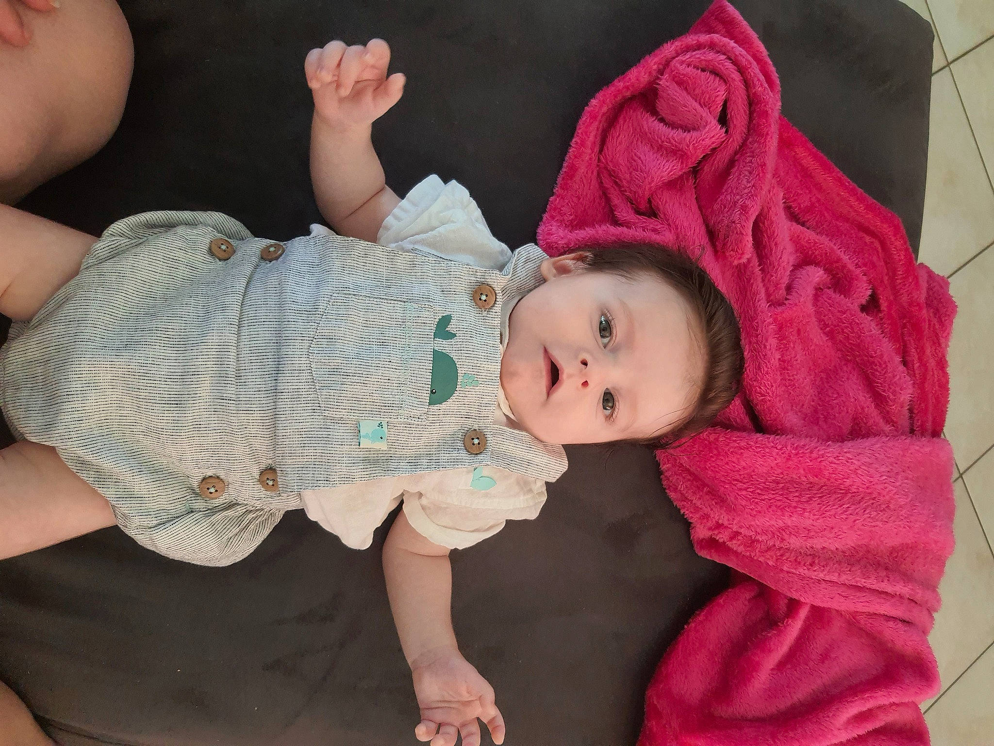 Maé a rejoint le concours — aidez-le/la à gagner de superbes lots ! baby, baby_toddler_clothing, cheek, eye, finger, gesture, hand, headgear, iris, leg, lip, mouth, nose, organ, person, pink, product, skin, sleeve, textile