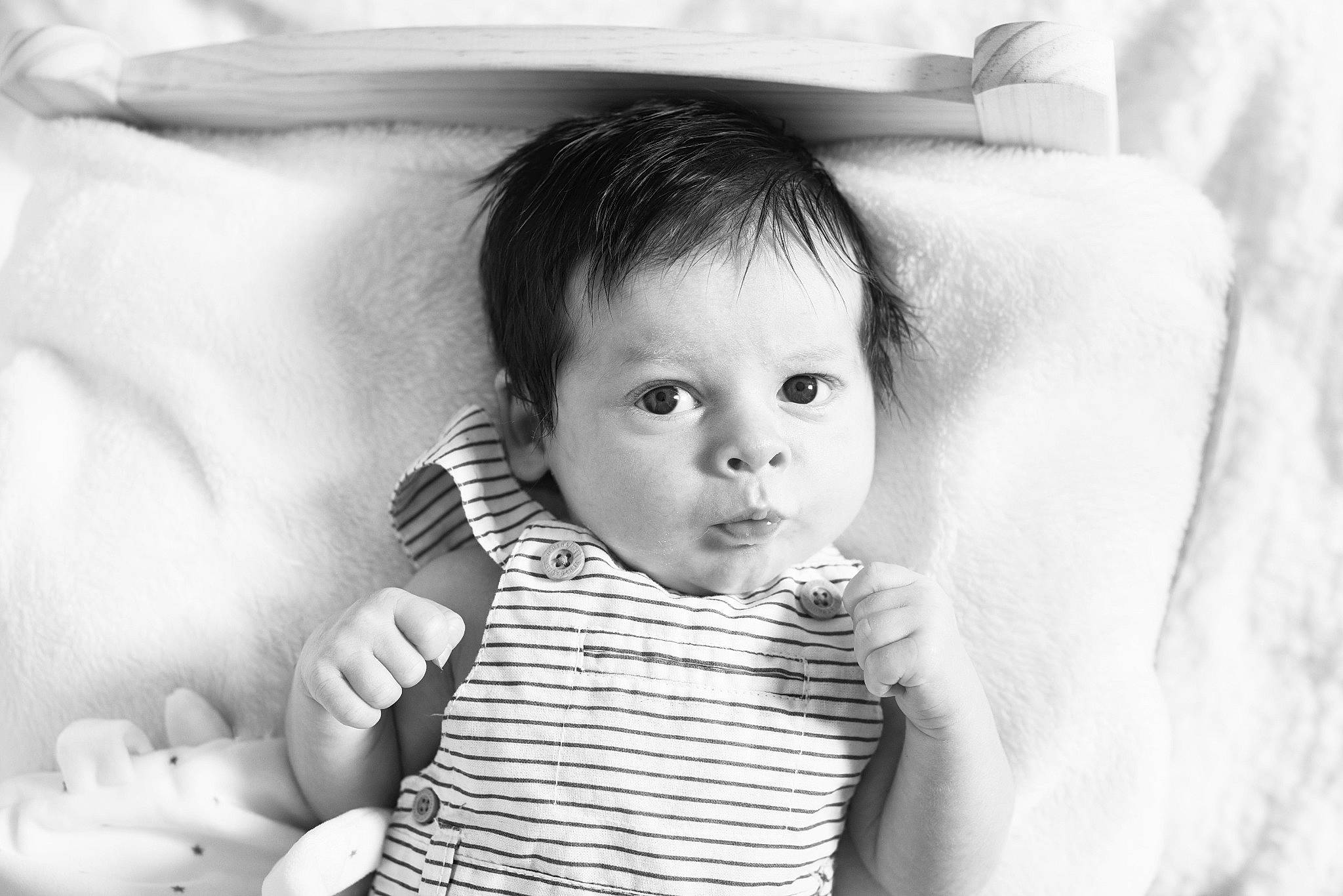 Maé a rejoint le concours — aidez-le/la à gagner de superbes lots ! arm, baby, black, cheek, comfort, eye, face, flash_photography, hand, happy, head, human, lip, mouth, nose, organ, person, photograph, skin, smile