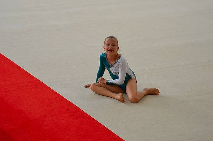 Ambre a rejoint le concours — aidez-le/la à gagner de superbes lots ! artistic_gymnastics, competition_event, floor_gymnastics, fun, girl, gymnast, gymnastics, joint, joy, leg, leisure, mat, material, physical_fitness, sand, sitting, sports, sportswear, vacation