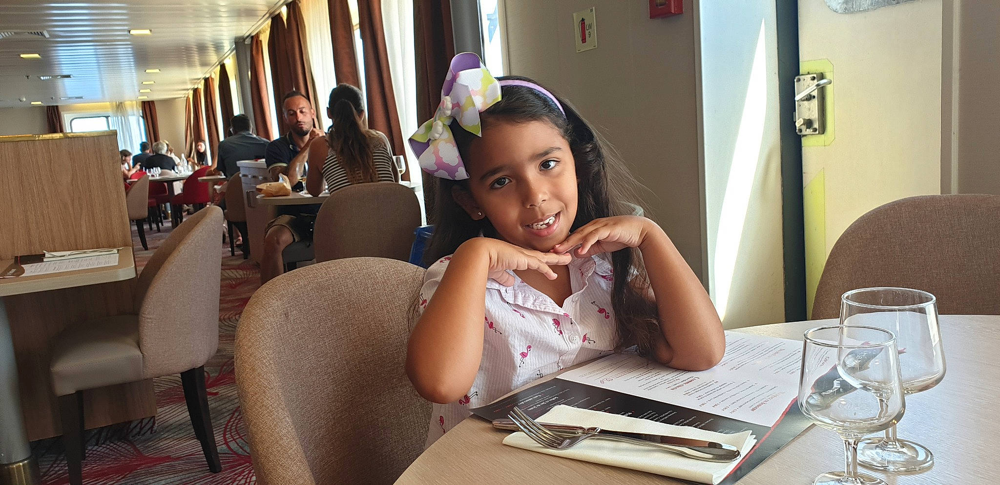 Maria Clara Fernandes Campos a rejoint le concours — aidez-le/la à gagner de superbes lots ! eating, joy, person, restaurant, smile, under_exposed