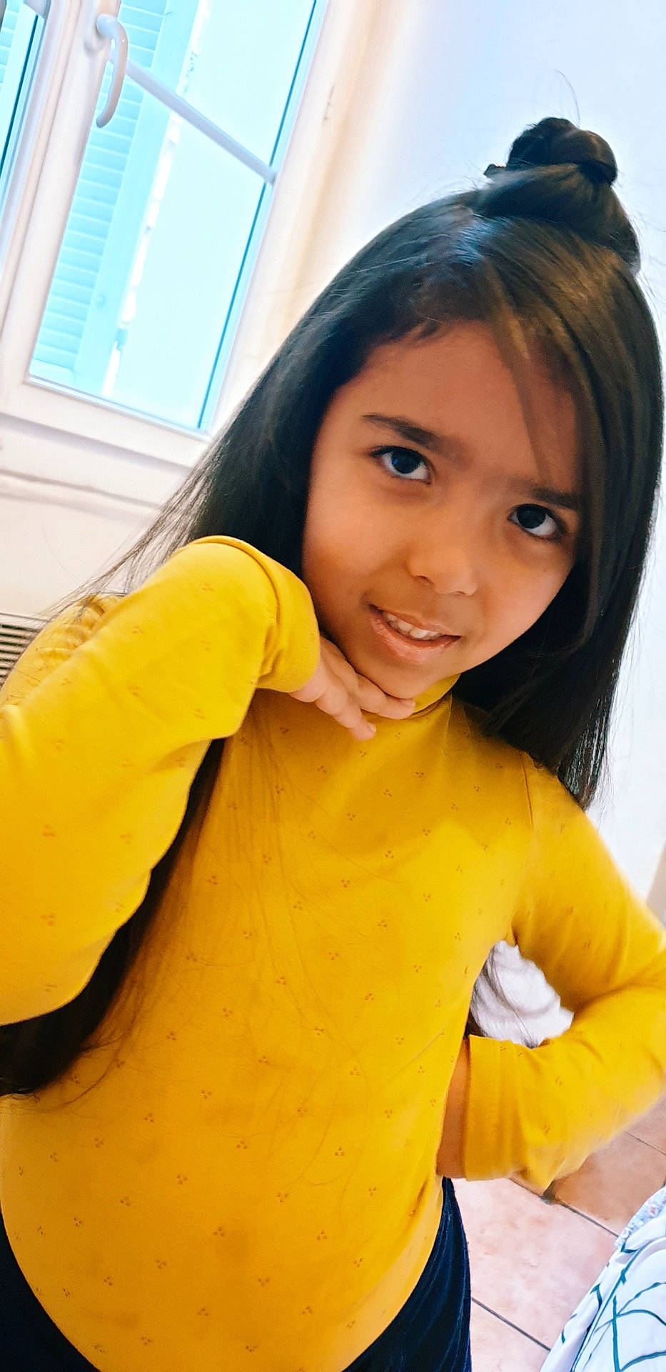 Maria Clara Fernandes Campos a rejoint le concours — aidez-le/la à gagner de superbes lots ! black_hair, finger, gesture, hair, hairstyle, japanese_idol, joy, long_hair, mouth, neck, person, smile, yellow