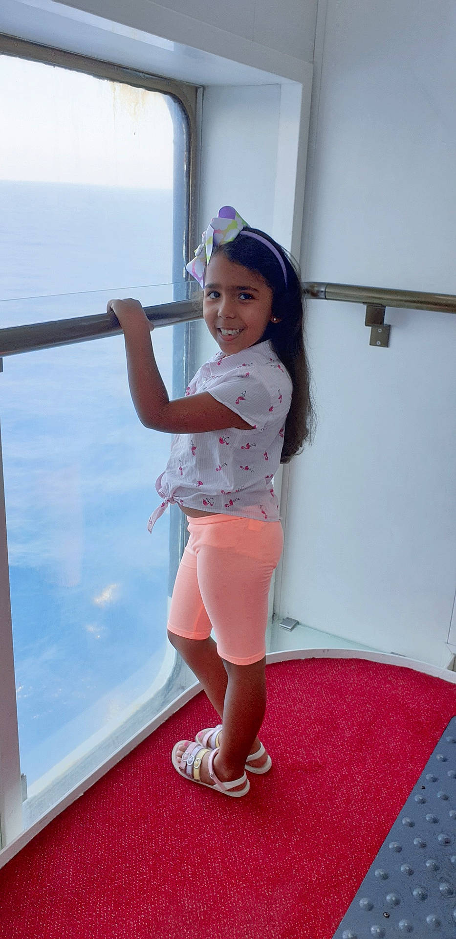 Maria Clara Fernandes Campos a rejoint le concours — aidez-le/la à gagner de superbes lots ! child, joy, leg, long_hair, person, pink, thigh, trunk, vacation