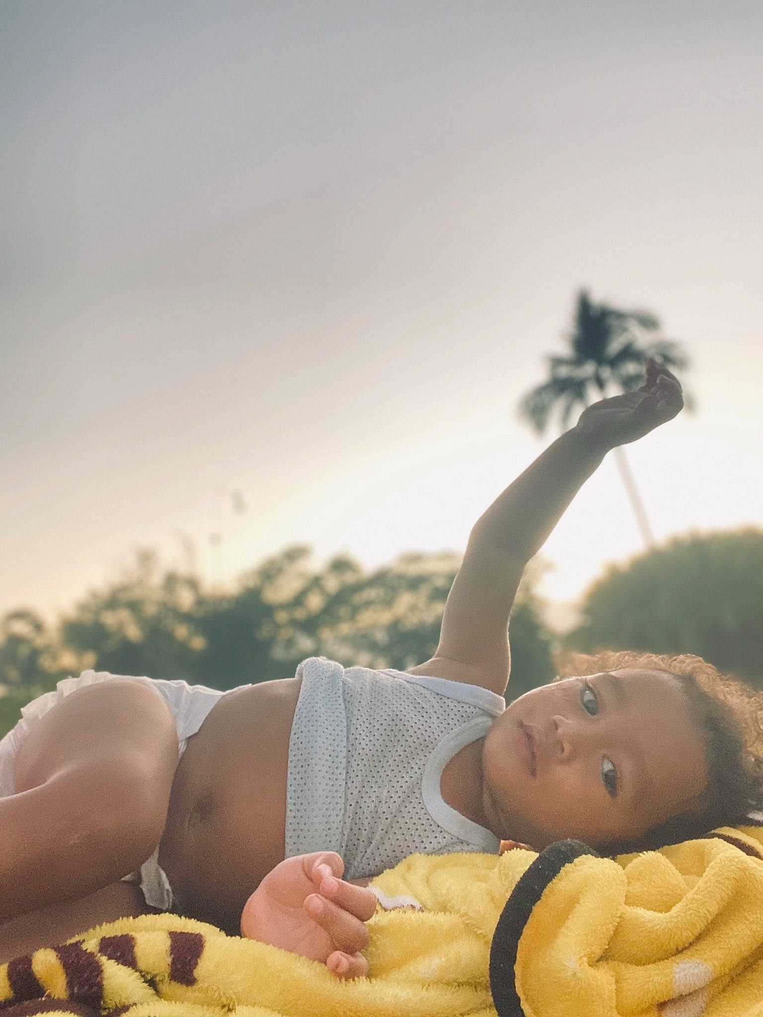 Itaia participe au concours pour gagner de l'argent avec cette photo : arm, cloud, finger, flash_photography, gesture, grass, hand, happy, human_leg, knee, leisure, morning, people_in_nature, person, shorts, shoulder, sky, summer, sunlight, thigh