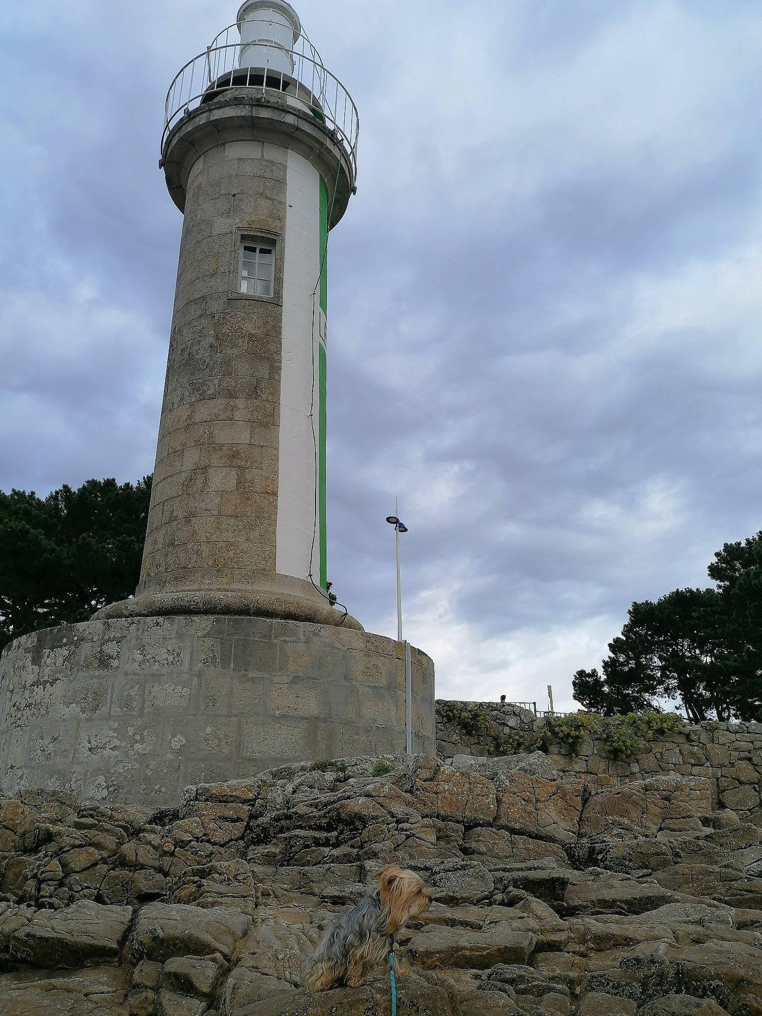 Filou participe au concours pour gagner de l'argent avec cette photo : art, beacon, building, cloud, finial, house, lighthouse, monument, observation_tower, ocean, plant, rock, roof, sky, tourism, tower, tree, vacation, water, window
