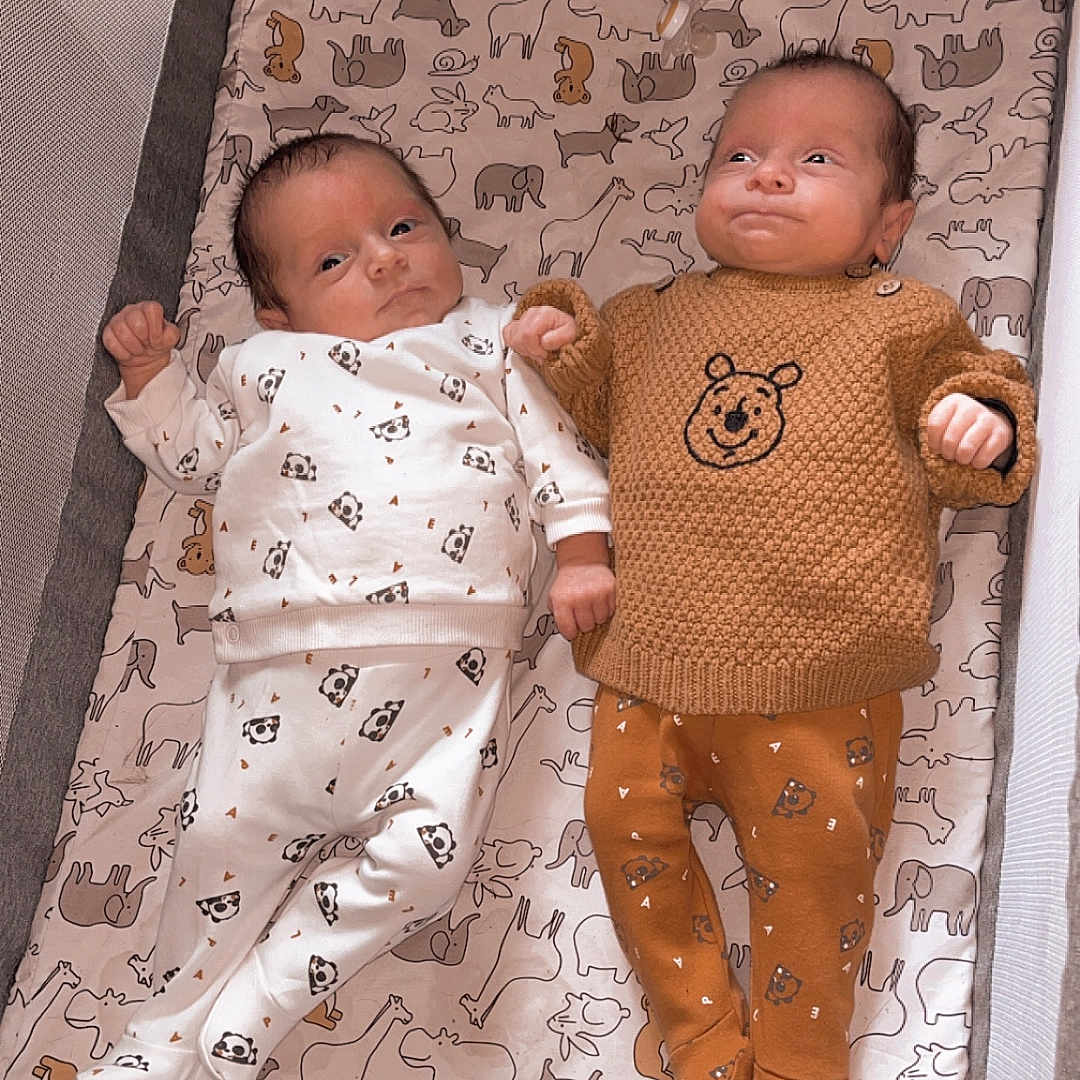 Raphaël Et Gabriel a rejoint le concours — aidez-le/la à gagner de superbes lots ! baby, bed, blanket, clothing, cradle, crib, dress, face, furniture, head, homedecor, infantbed, knitwear, newborn, pajamas, person, photography, portrait, standing, sweater