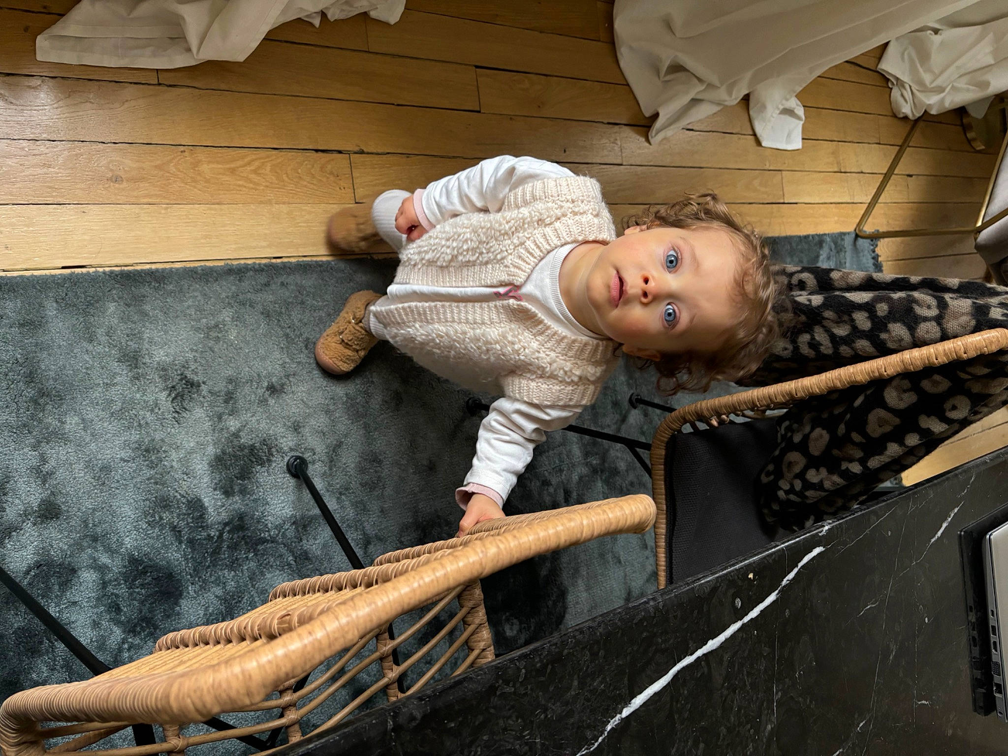 Valentina participe au concours pour gagner de l'argent avec cette photo : baby, baby_toddler_clothing, child, comfort, flooring, foot, hardwood, human_leg, person, sitting, toddler, wood