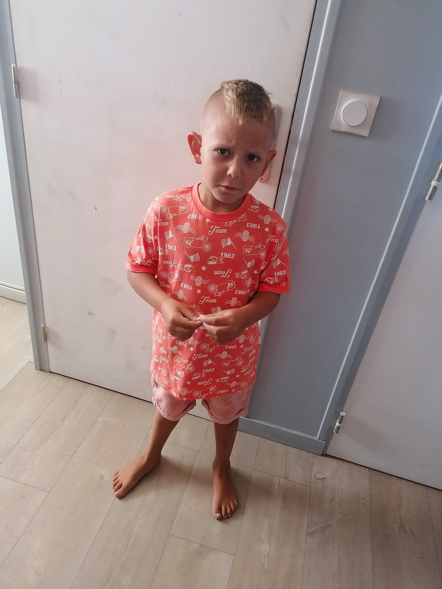Lyam participe au concours pour gagner de l'argent avec cette photo : barefoot, child, dress, finger, floor, flooring, joint, leg, person, pink, plumbing_fixture, room, shoe, shoulder, skin, standing, toddler
