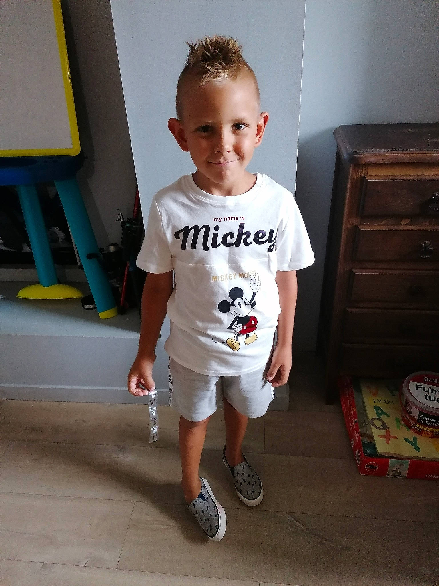 Lyam participe au concours pour gagner de l'argent avec cette photo : baby_toddler_clothing, child, clothing, cool, footwear, joint, joy, leg, male, outerwear, person, play, shoe, shorts, shoulder, sleeve, snapshot, standing, t_shirt, toddler