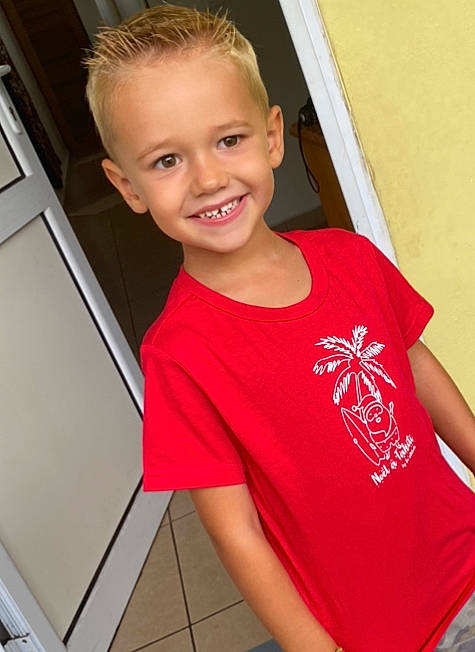 Bastien a rejoint le concours — aidez-le/la à gagner de superbes lots ! chin, eyebrow, facial_expression, hair, happy, home_appliance, human_body, joint, joy, lip, mouth, muscle, neck, person, shoulder, sleeve, smile, sportswear, standing, t_shirt