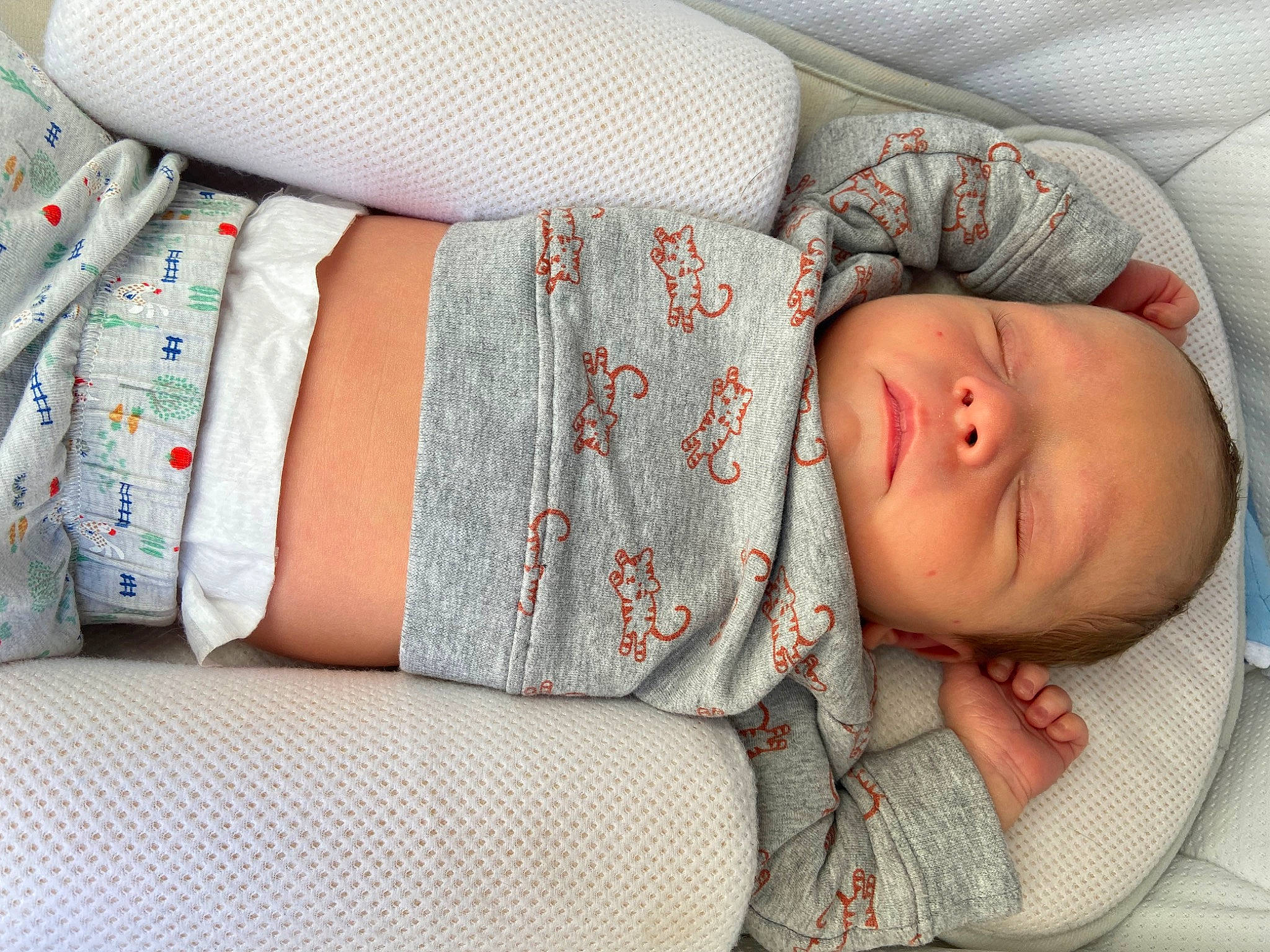Daniel participe au concours pour gagner de l'argent avec cette photo : arm, baby, baby_products, baby_sleeping, baby_toddler_clothing, child, clothing, comfort, facial_expression, headgear, human_leg, joint, linens, pattern, person, product, skin, sleeve, textile, thigh
