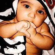 Milhan a rejoint le concours — aidez-le/la à gagner de superbes lots ! baby, infant, child, towel, hooded_towel, diaper, hand, face, eyes, skin, cute, adorable, closeup, portrait, baby_fat, sucking, cozy, soft, warm_lighting, indoor