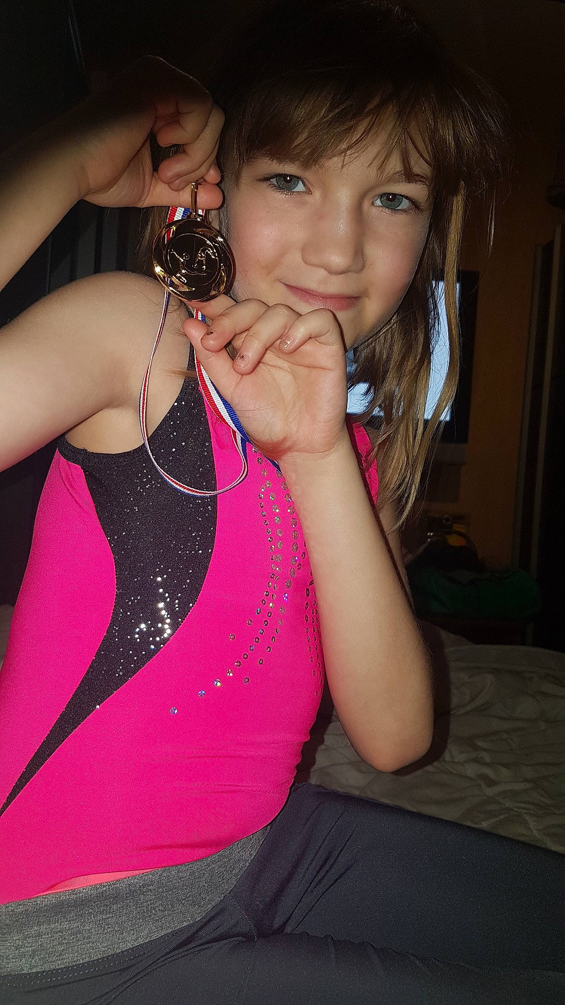 Hanae participe au concours pour gagner de l'argent avec cette photo : black_hair, lady, lip, magenta, neck, person, pink