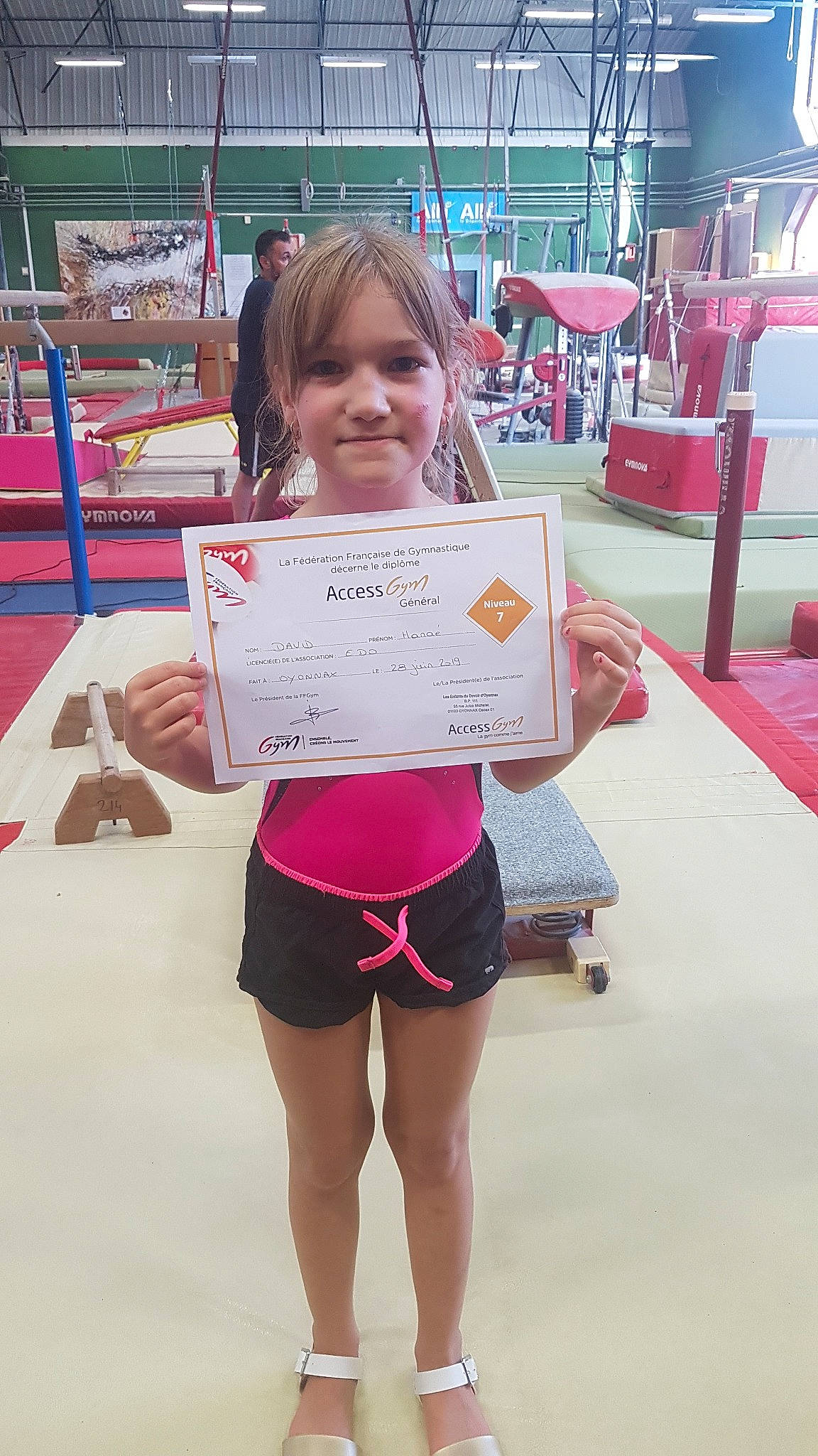 Hanae participe au concours pour gagner de l'argent avec cette photo : barefoot, child, joy, leisure, person, pink, recreation, summer, thigh, vacation