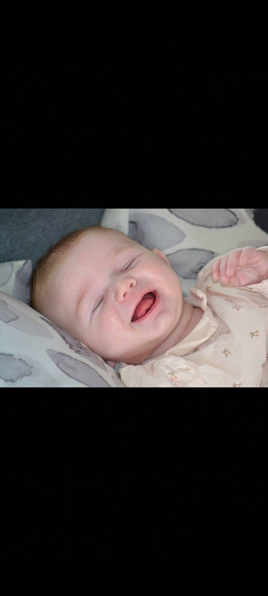 Kaylie a rejoint le concours — aidez-le/la à gagner de superbes lots ! baby, baby_products, baby_toddler_clothing, bedtime, cheek, comfort, eye, eyelash, flash_photography, fur, happy, iris, jaw, linens, nose, person, portrait, portrait_photography, sleeve, smile