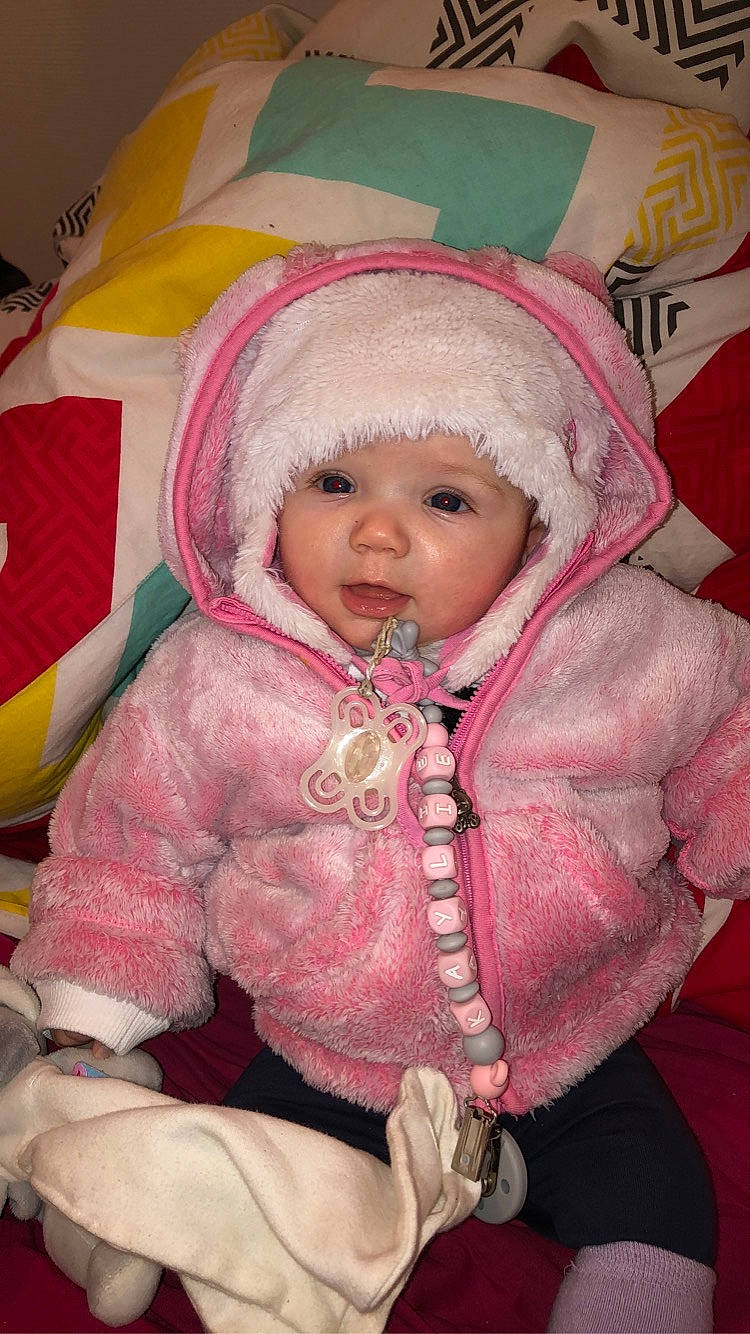 Kaylie a rejoint le concours — aidez-le/la à gagner de superbes lots ! baby, baby_toddler_clothing, cap, cheek, chin, clothing, comfort, eye, eyebrow, face, head, headwear, iris, lip, mouth, nose, outerwear, person, product, skin