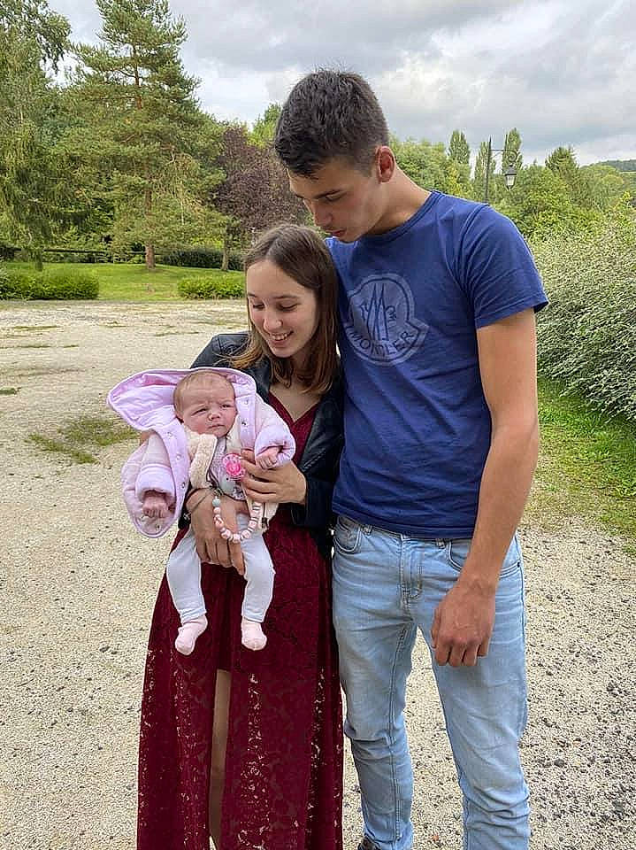 Kaylie a rejoint le concours — aidez-le/la à gagner de superbes lots ! baby, botany, event, friendship, fun, gesture, grass, grassland, happy, hat, interaction, joy, landscape, leisure, people_in_nature, person, plant, recreation, sky, sorrow