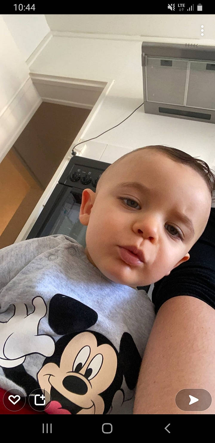 Tiago participe au concours pour gagner de l'argent avec cette photo : baby, baby_toddler_clothing, cheek, chin, comfort, cool, ear, eyelash, flooring, fun, happy, mouth, neck, nose, pattern, person, room, selfie, sleeve, t_shirt