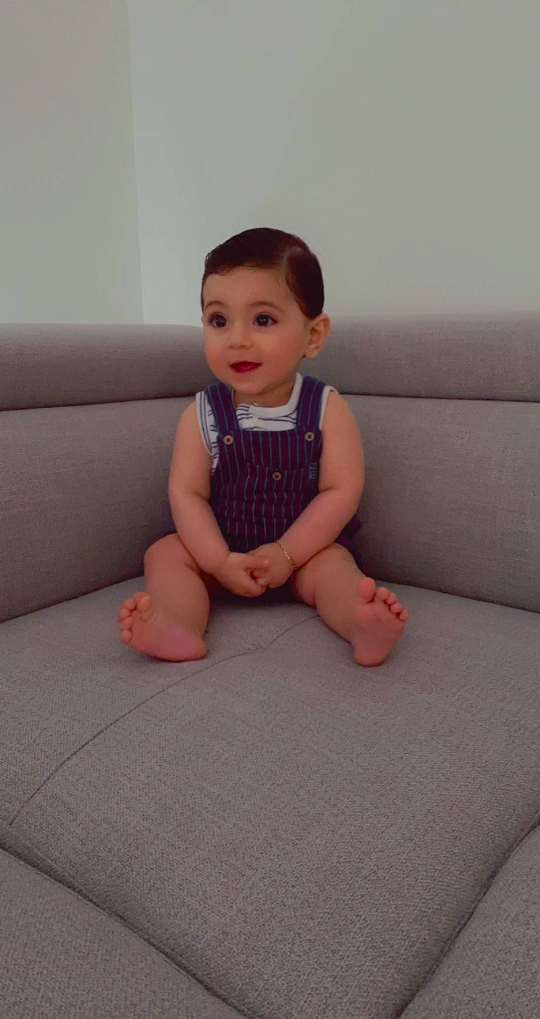 Nahil a rejoint le concours — aidez-le/la à gagner de superbes lots ! baby, baby_toddler_clothing, cheek, comfort, couch, floor, flooring, foot, human_body, human_leg, joy, knee, leg, neck, person, skin, sleeve, smile, sock, textile