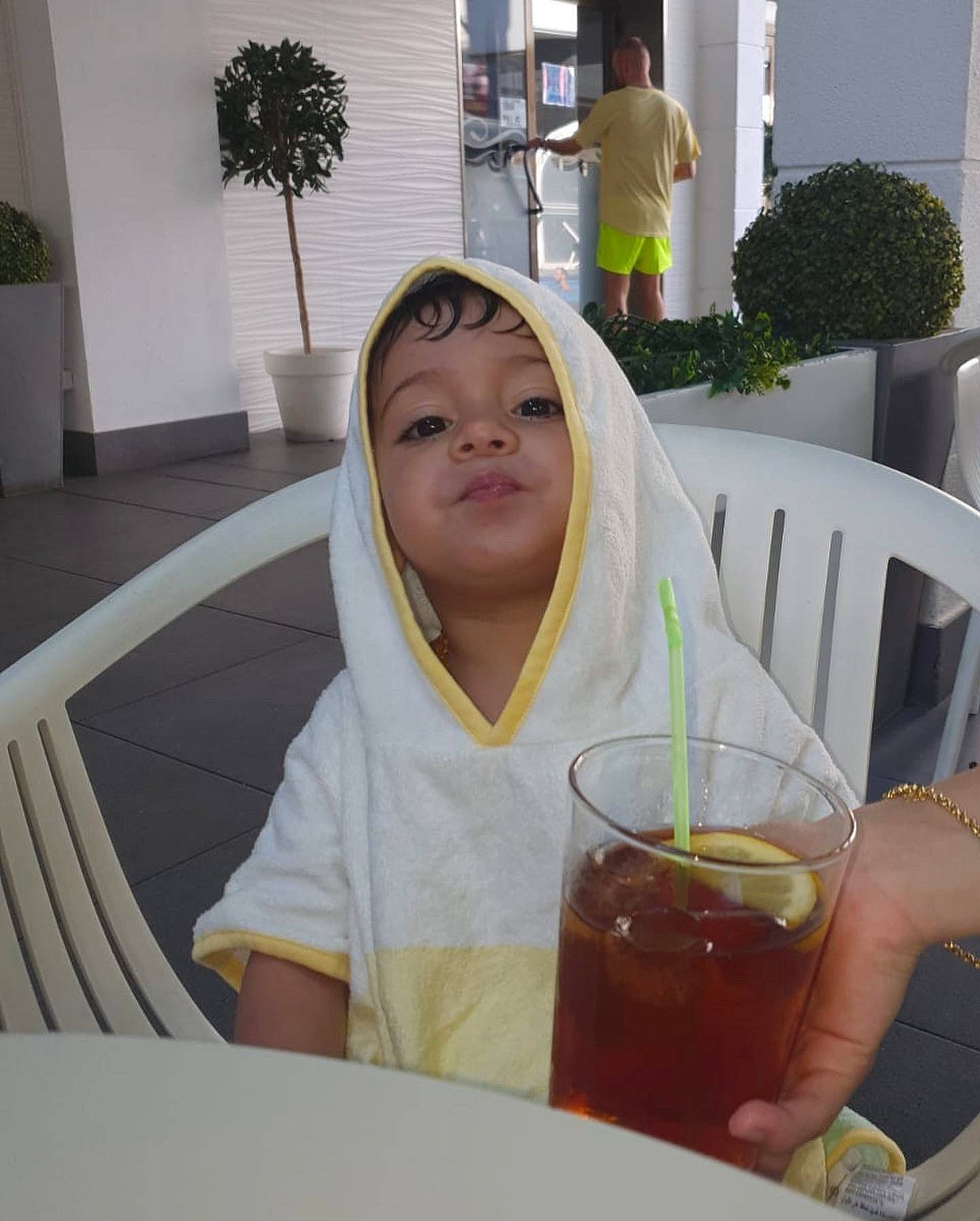 Nahil participe au concours pour gagner de l'argent avec cette photo : alcoholic_beverage, chair, drink, drinkware, eyewear, fun, glass, happy, houseplant, ingredient, juice, leisure, long_island_iced_tea, person, plant, serveware, soft_drink, sunglasses, table, tableware