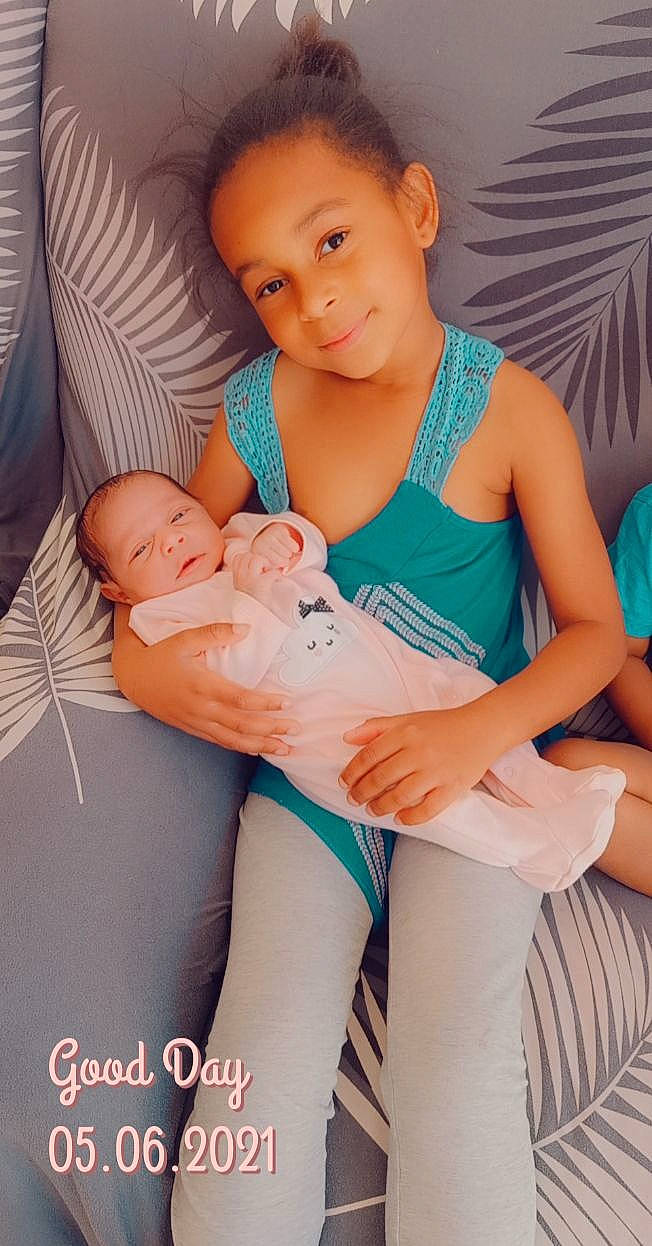 Siyara participe au concours pour gagner de l'argent avec cette photo : arm, baby, comfort, eye, face, facial_expression, finger, hairstyle, hand, head, human_body, joint, joy, mouth, muscle, neck, organ, person, shoulder, skin