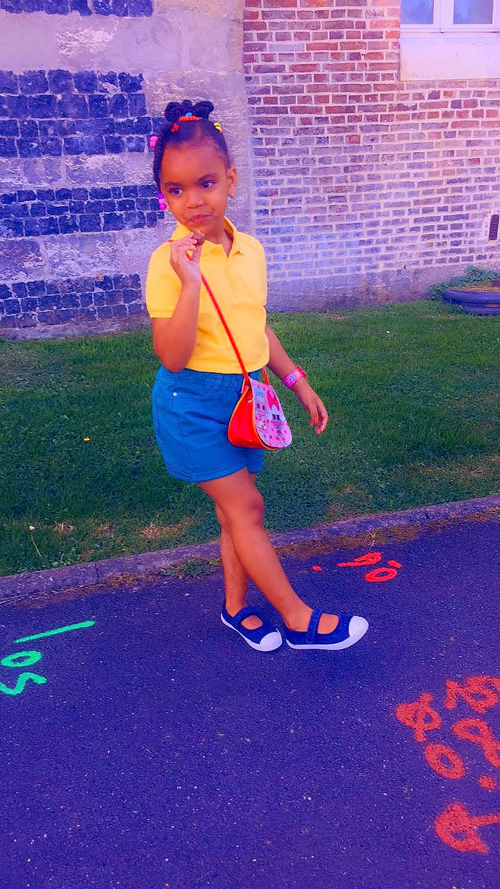 Luana participe au concours pour gagner de l'argent avec cette photo : asphalt, azure, beauty, blue, electric_blue, face, flooring, fun, grass, happy, human_leg, leisure, light, magenta, person, pink, purple, sandal, toddler, violet