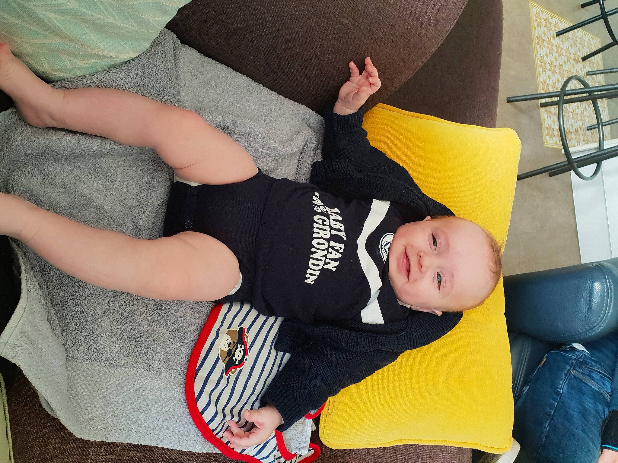 Maylon participe au concours pour gagner de l'argent avec cette photo : baby, baby_toddler_clothing, child, comfort, elbow, finger, fun, gesture, human_leg, joint, knee, lap, leg, person, sitting, t_shirt, thigh, toddler, trunk, waist