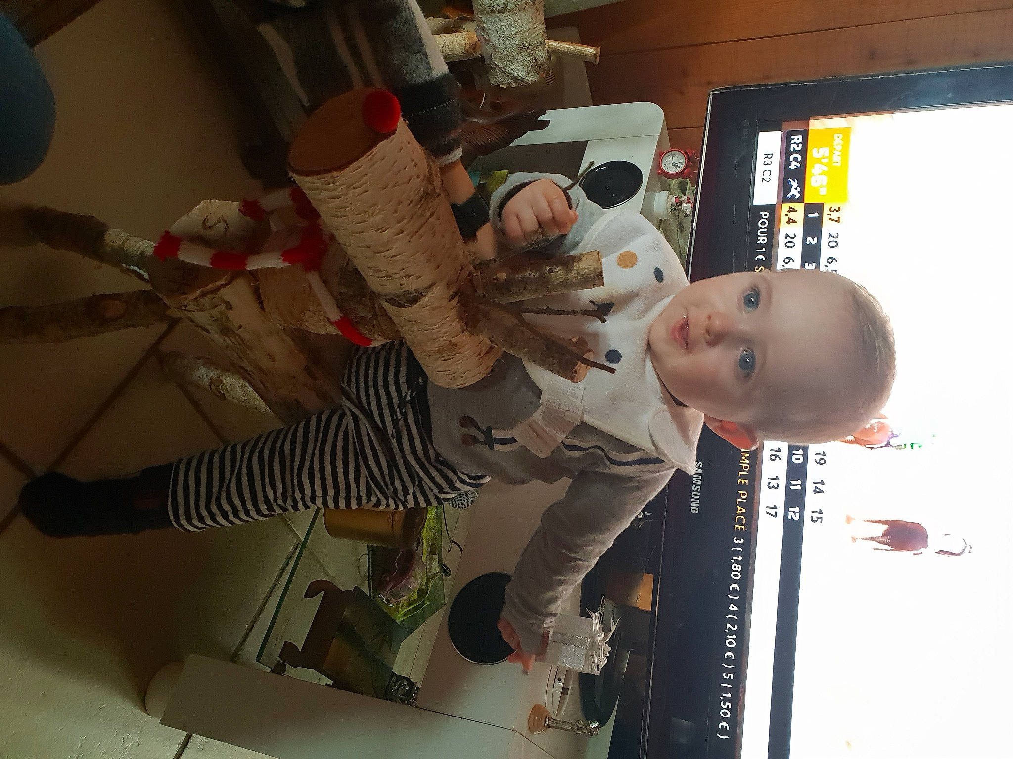 Maylon participe au concours pour gagner de l'argent avec cette photo : baby, baby_products, bookcase, carmine, child, drawer, fun, person, room, shelf, shelving, smile, stuffed_toy, toddler, toy, wire